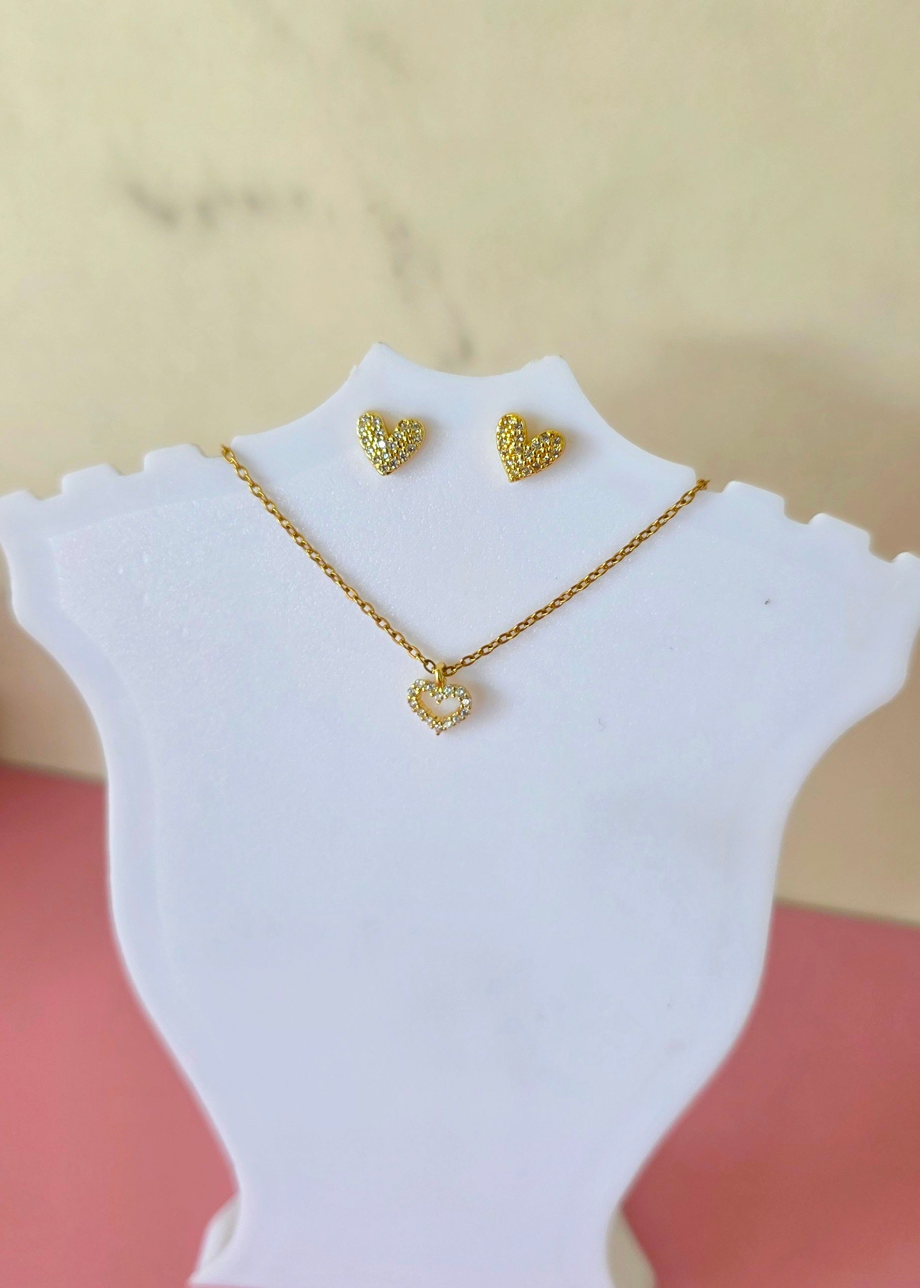 Set collar y aretes de corazón incrustados