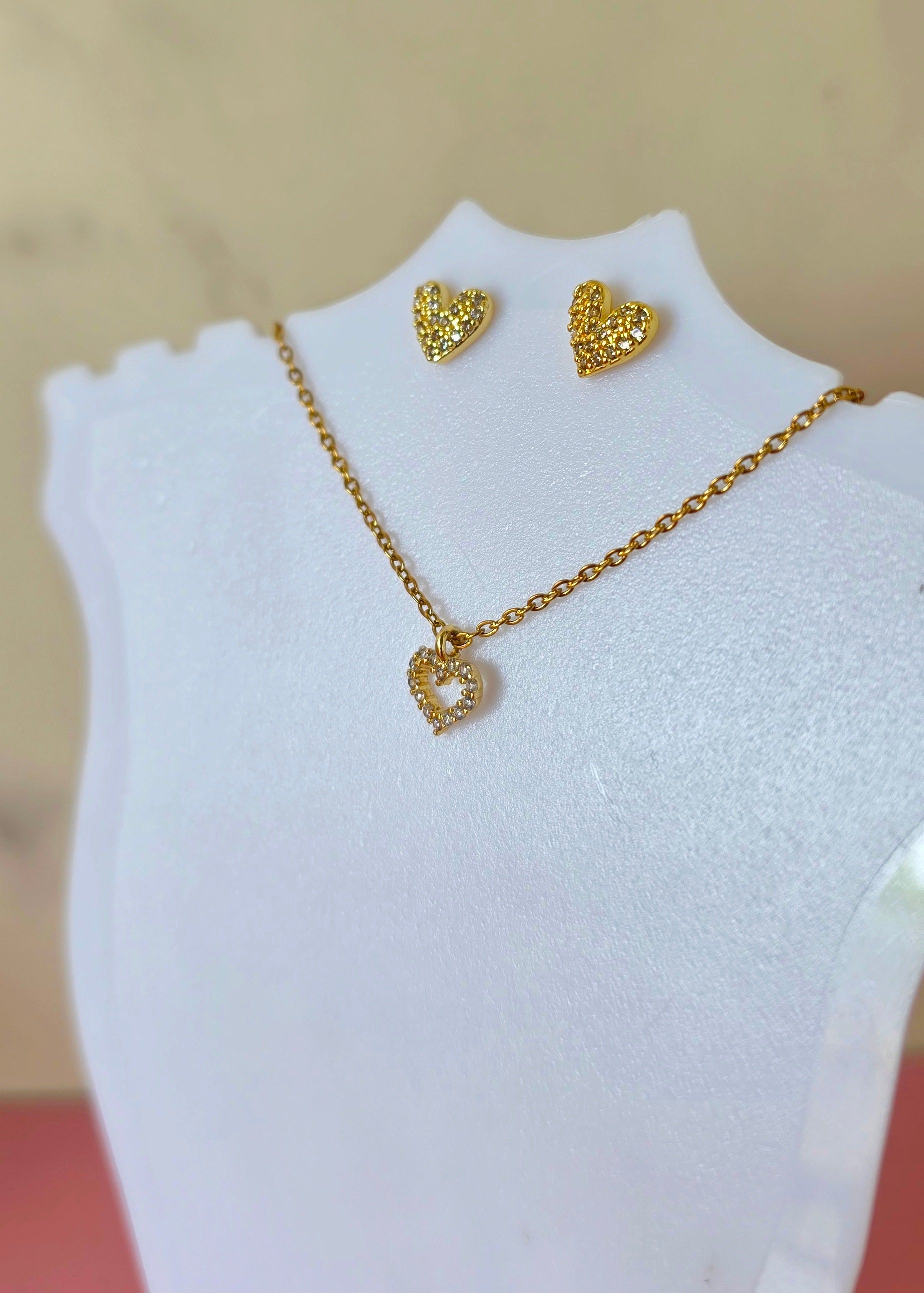 Set collar y aretes de corazón incrustados