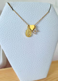 Collar de tres dijes con virgen corazón y flor de cuatro pétalos