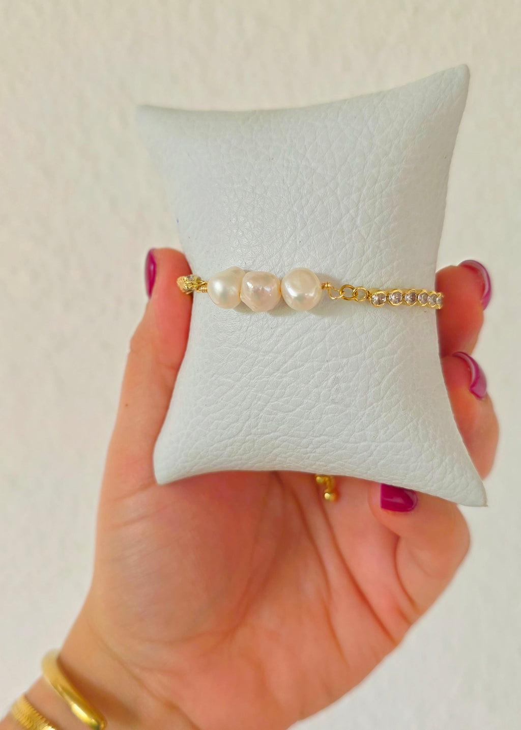 Pulsera de tres perlas con agarre brillante ajustable