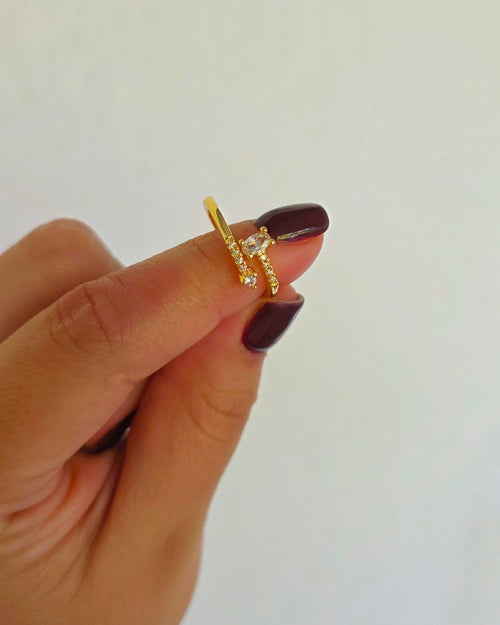 Anillo con puntas de zirconia y banda incrustada