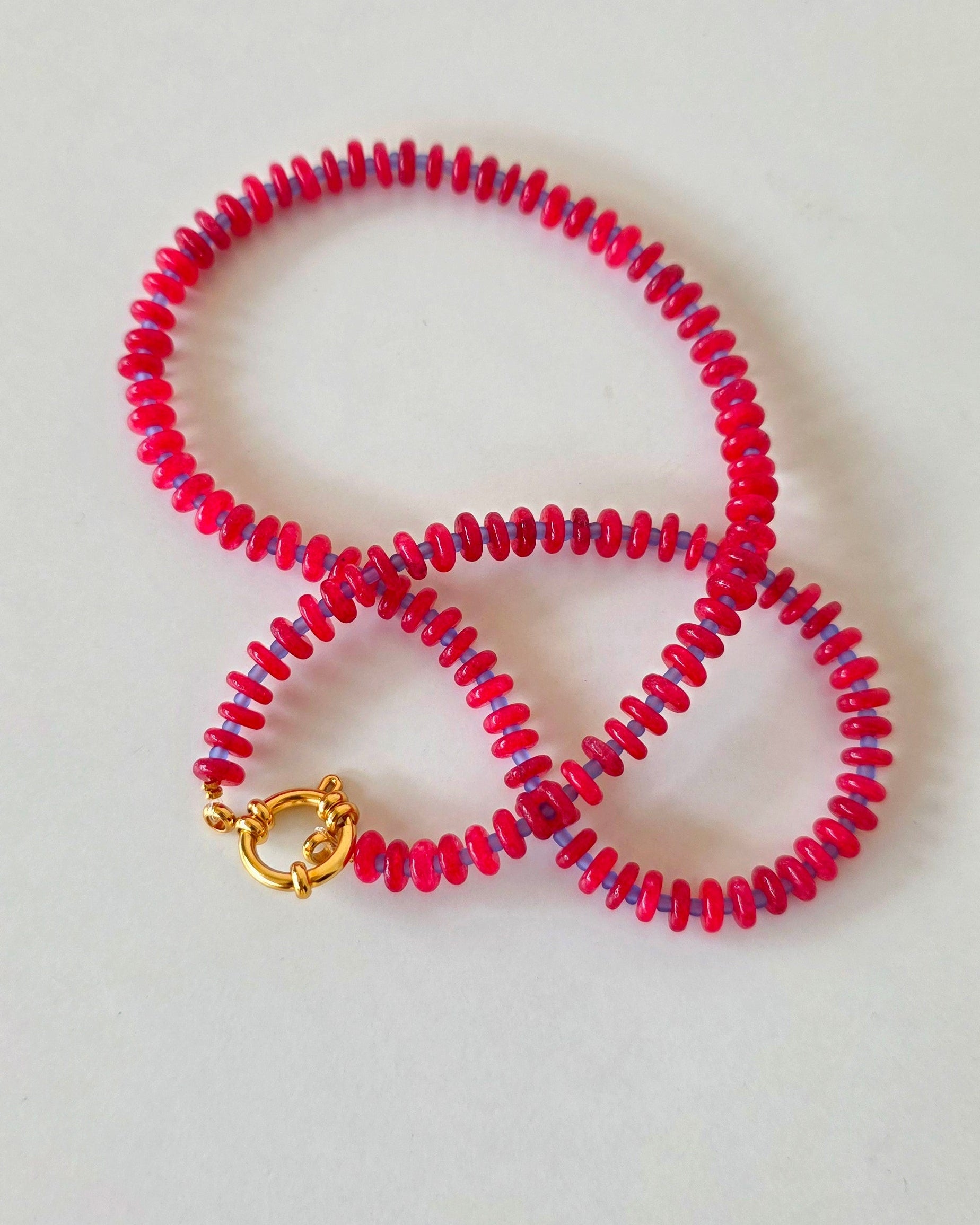 Collar agatha con cierre marinero rojo vino