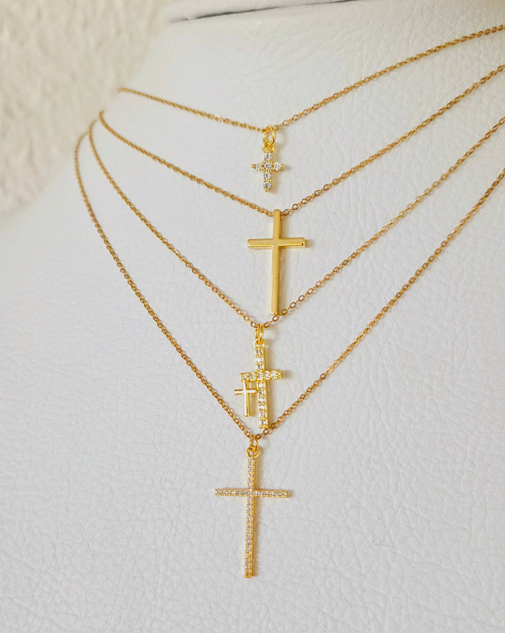 Collar Cruz de marco grueso incrustada
