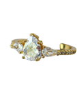 Anillo de tres zirconias con forma de gota
