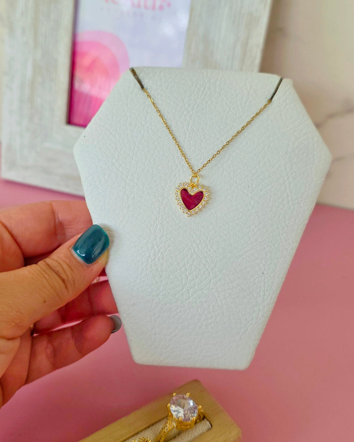 Collar corazon rojo con marco de zirconia