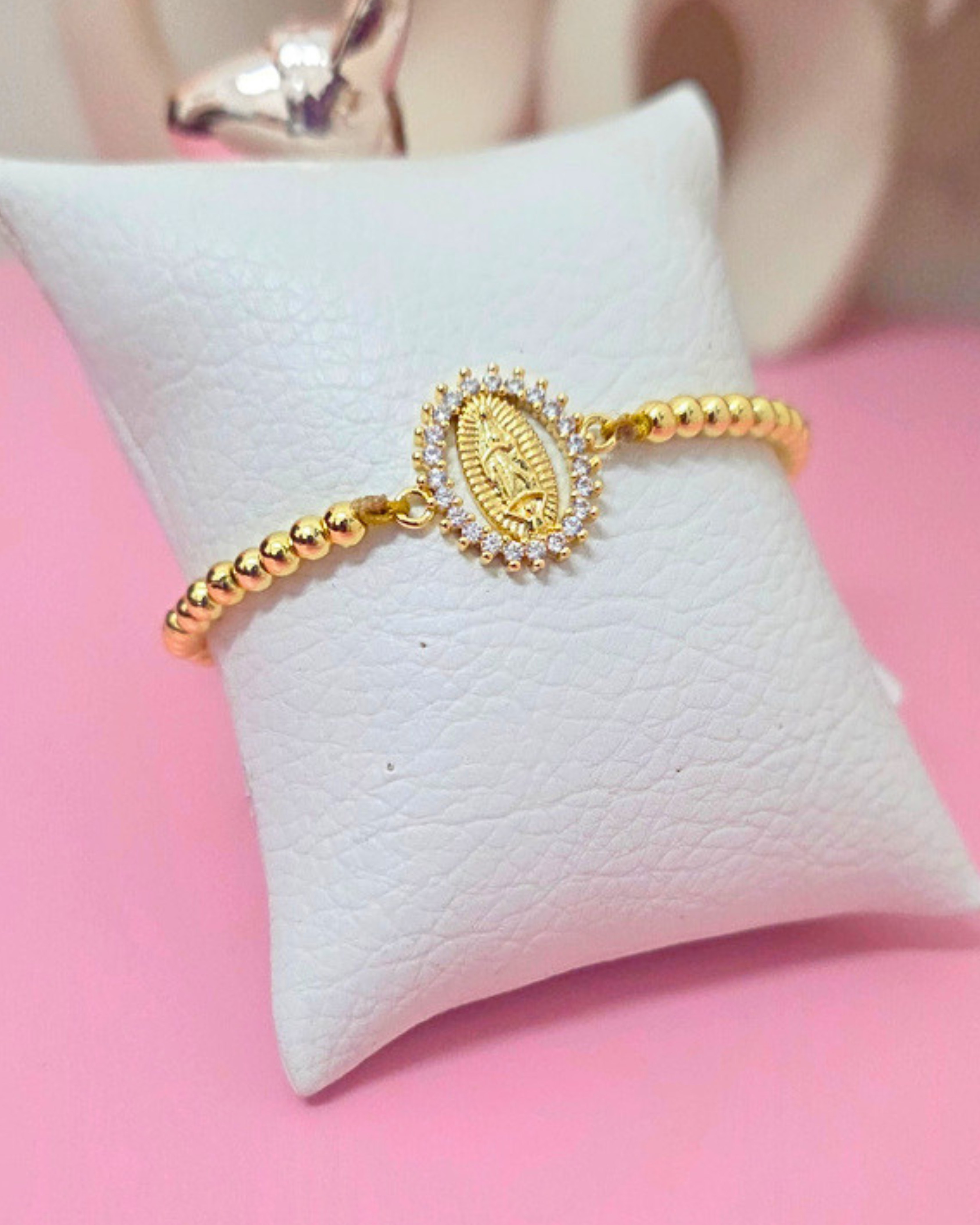 Pulsera de balines con hilo de virgen de Guadalupe ovalada