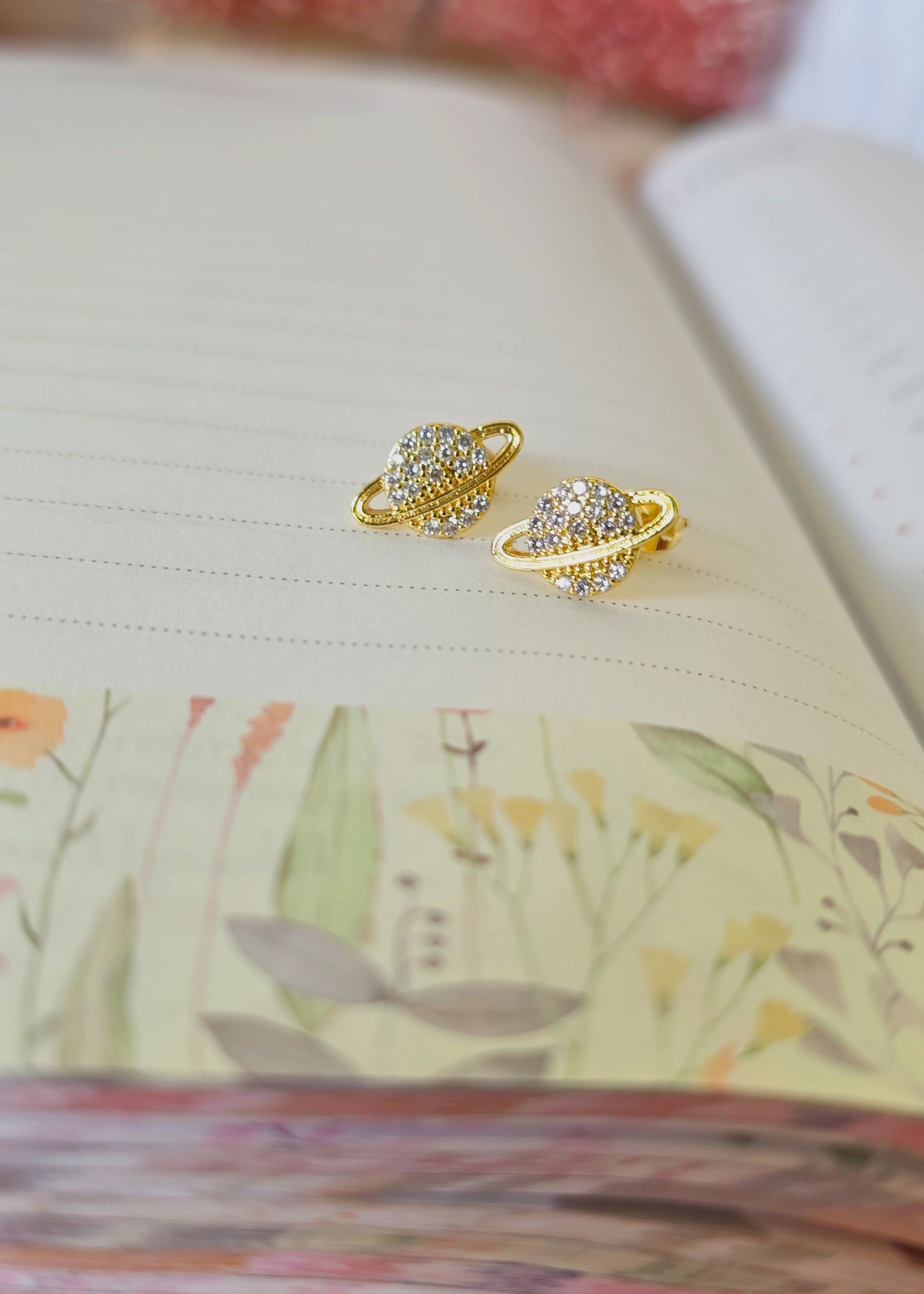 Aretes tipo stud saturno