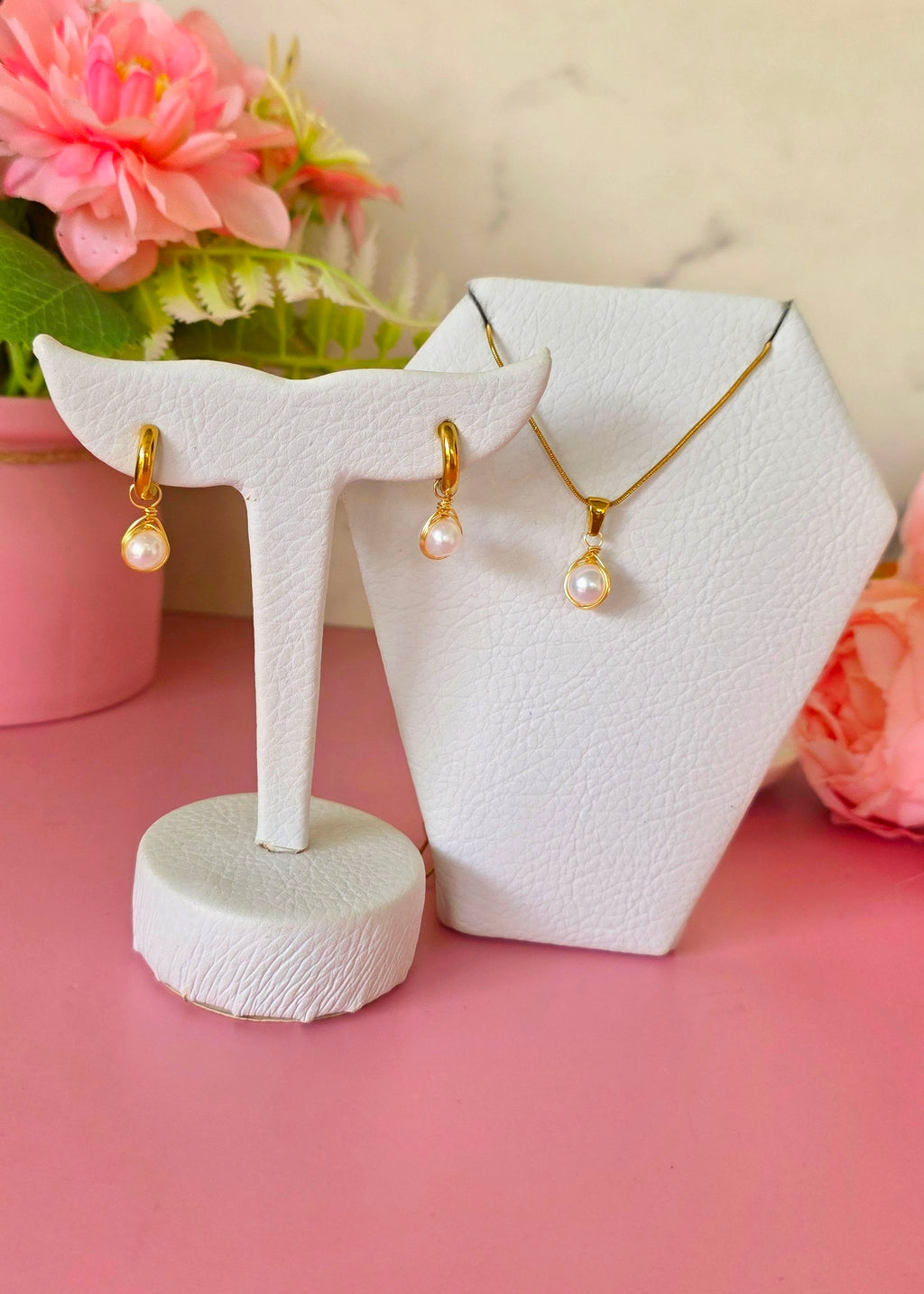 Set de collar y argollas de perlas tejidas