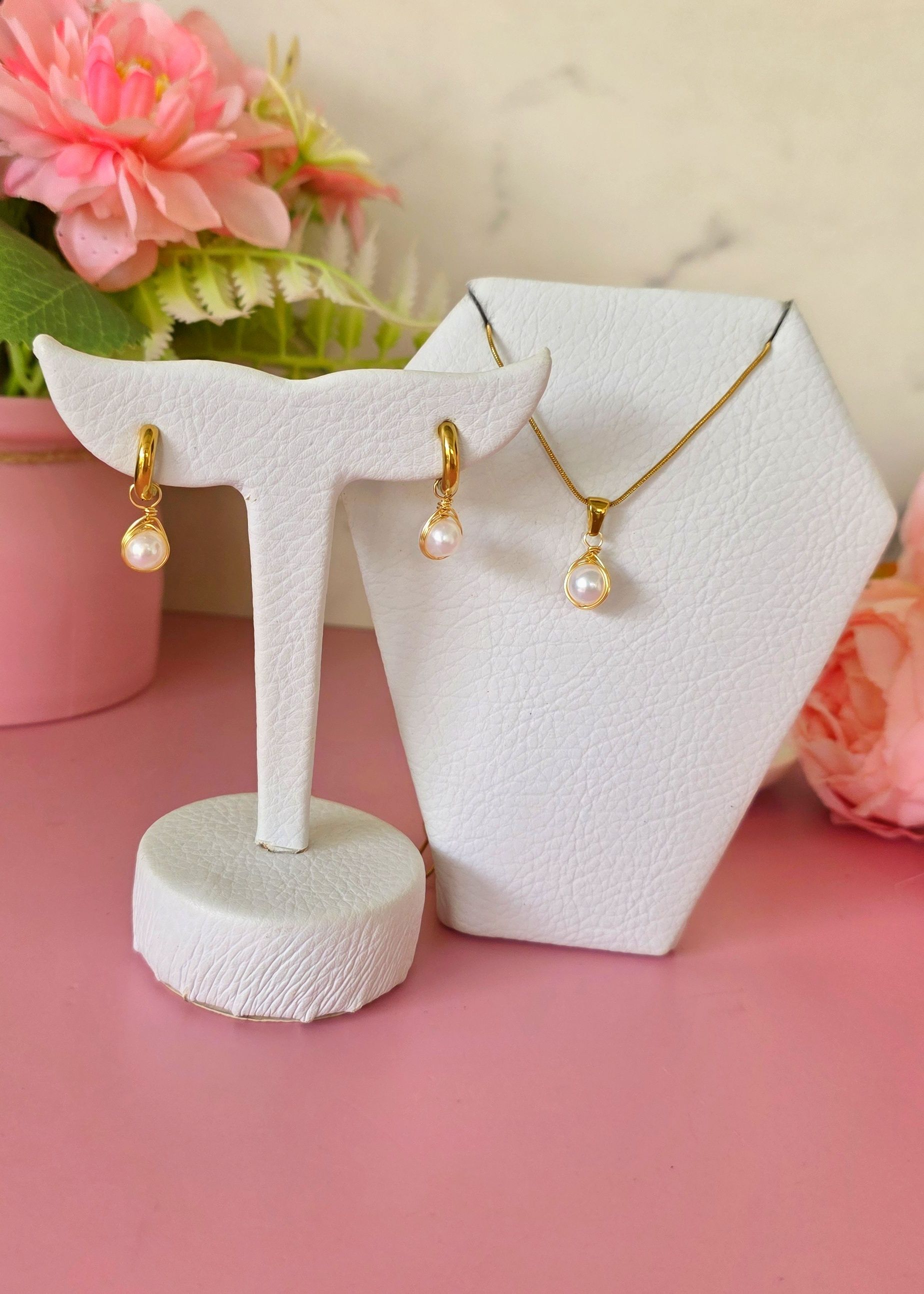 Set de collar y argollas de perlas tejidas