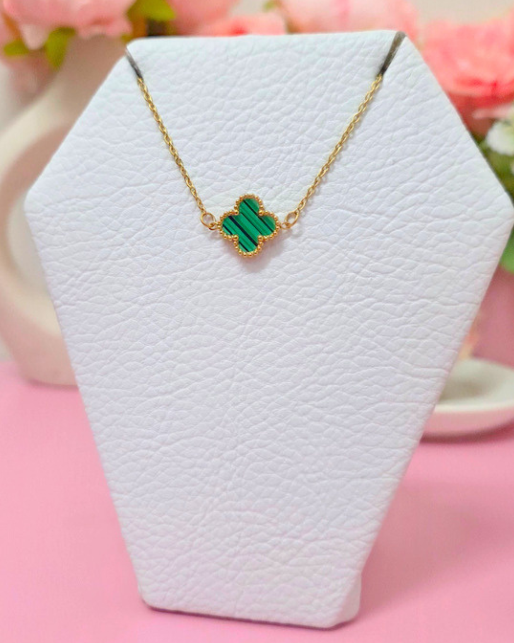 Collar trébol verde