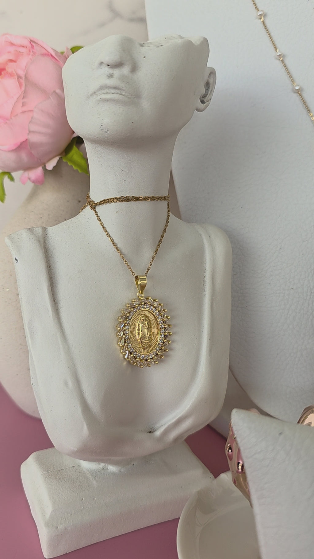 Collar virgen de Guadalupe maxi con marco molino de cristales zirconia