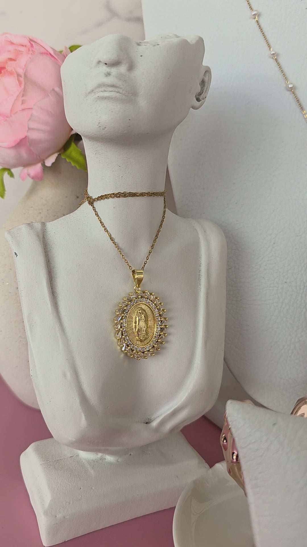 Collar virgen de Guadalupe maxi con marco molino de cristales zirconia