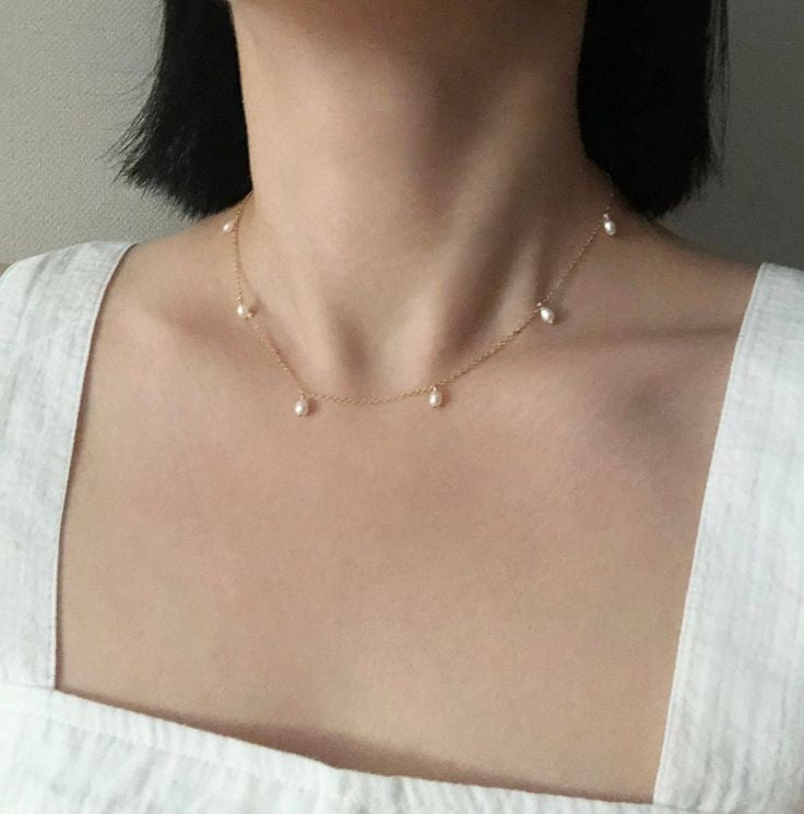 collar con  perlas colgantes