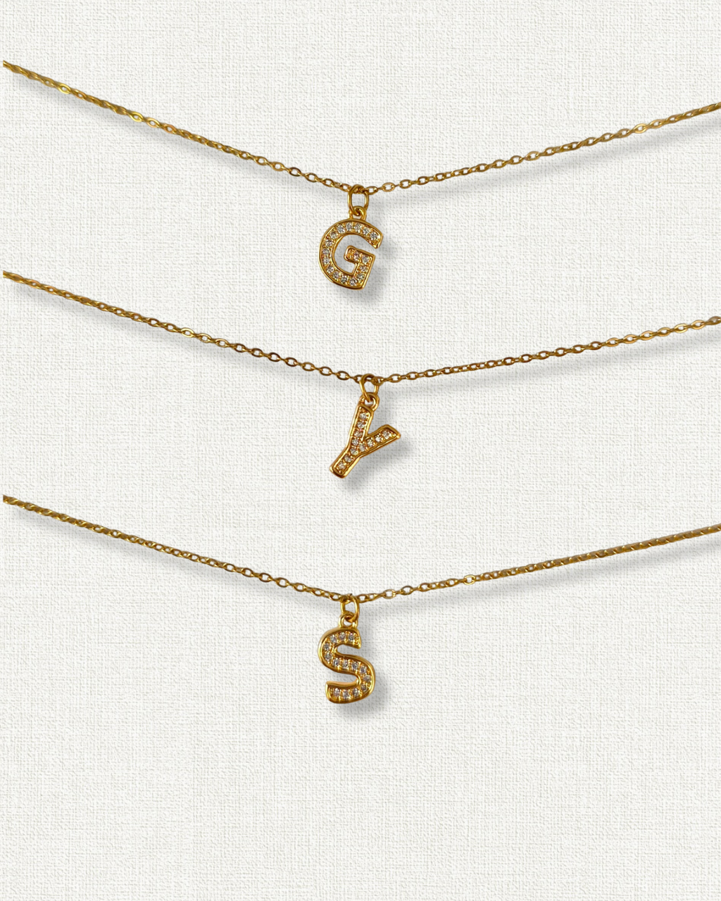 collar de inicial brillante