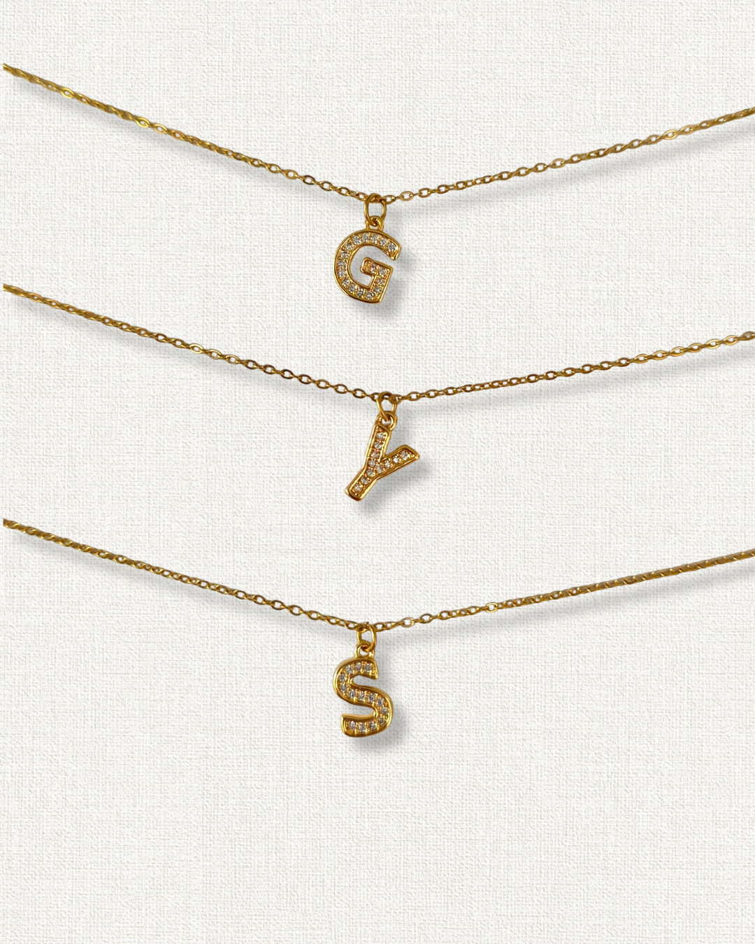 collar de inicial brillante