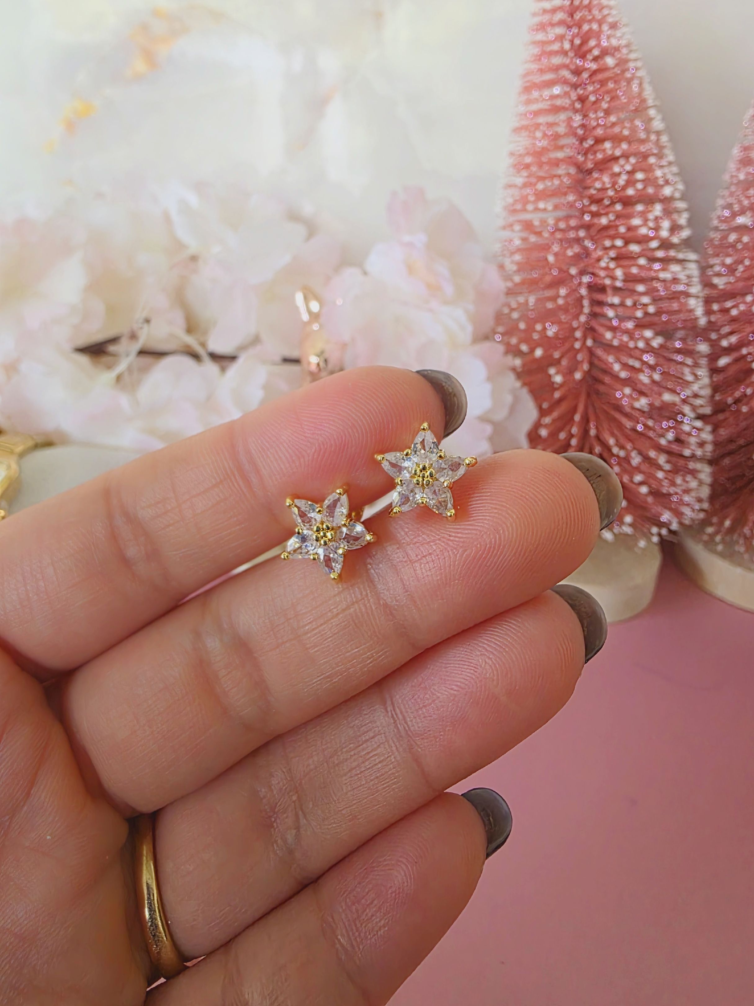 aretes stud floral con forma de estrella cristal blanco