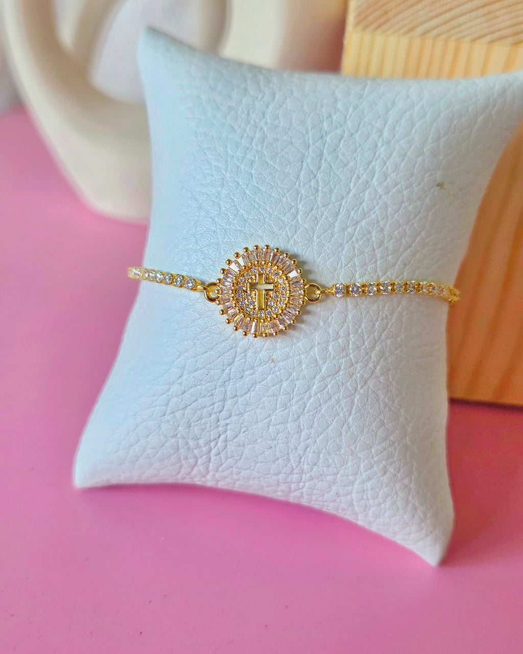 Pulsera ajustable de cruz con marco de sol
