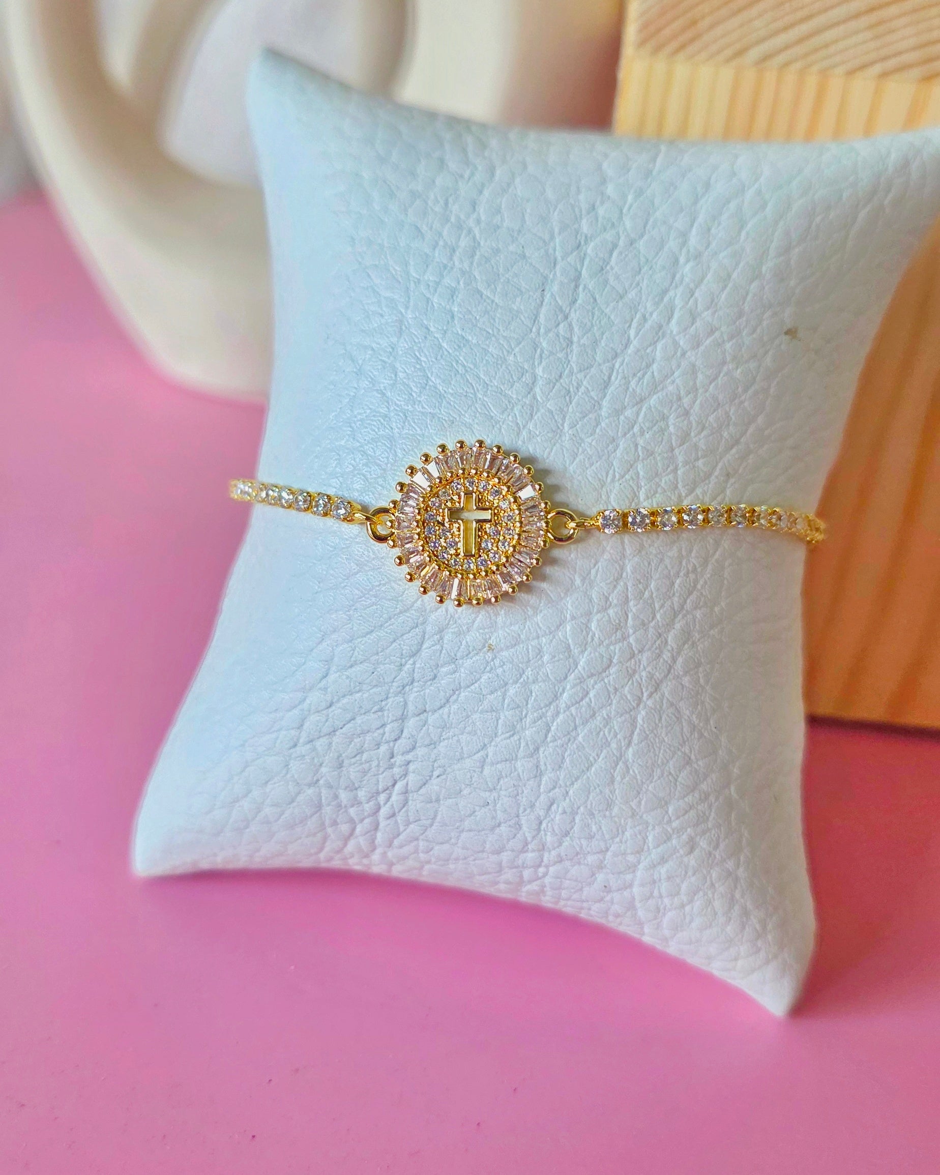 Pulsera ajustable de cruz con marco de sol