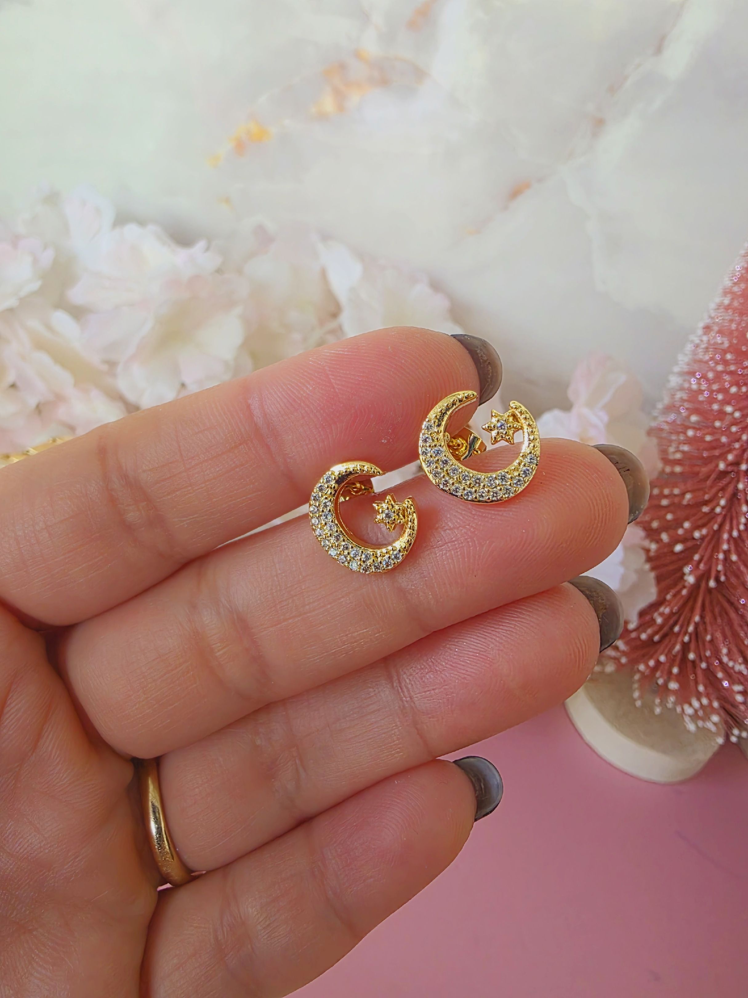 aretes stud de luna con estrella en la punta