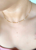 Collar satélite con perlas blancas arroz