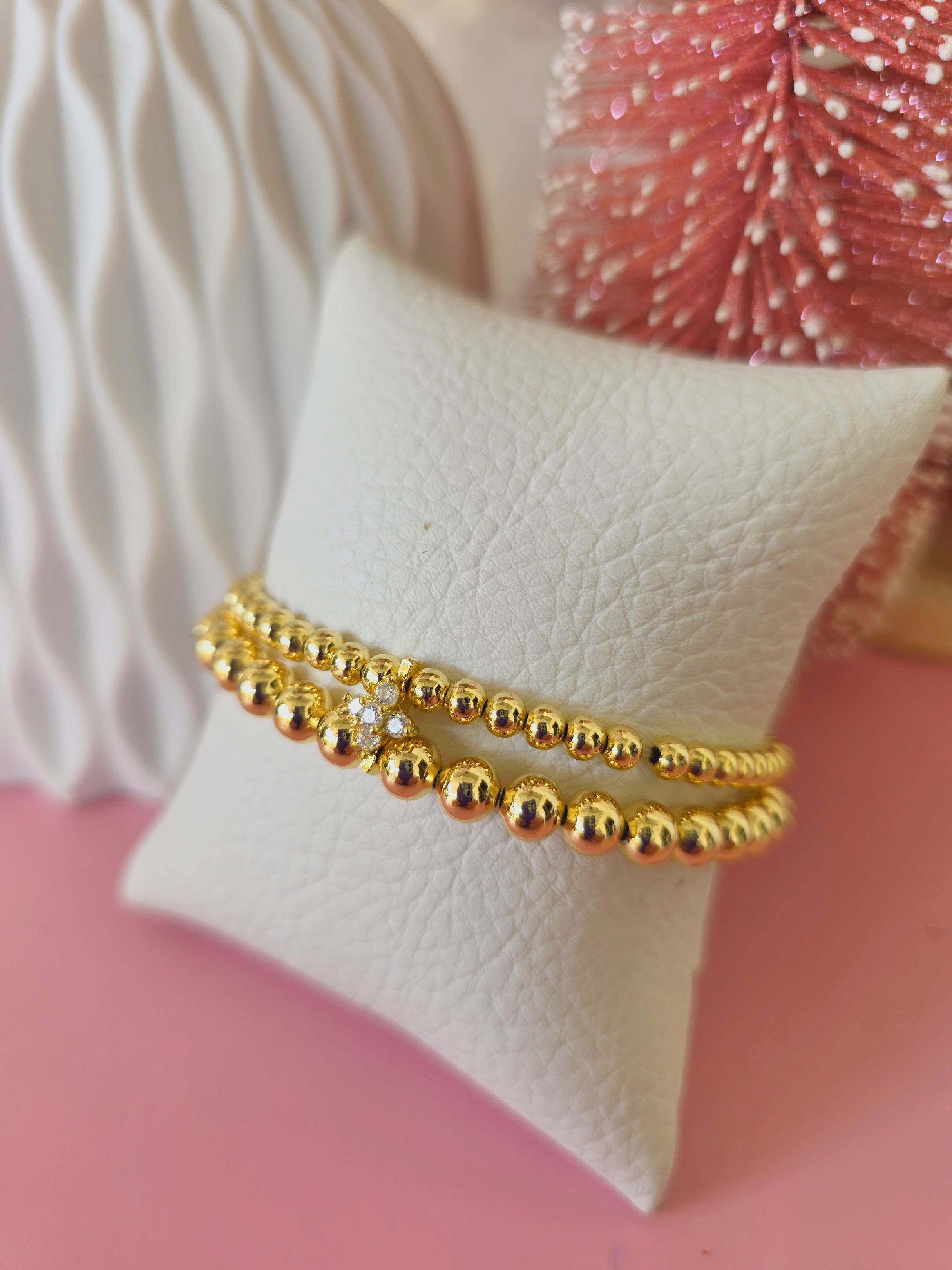 Pulsera sobre de balines con mini dije floral como unión