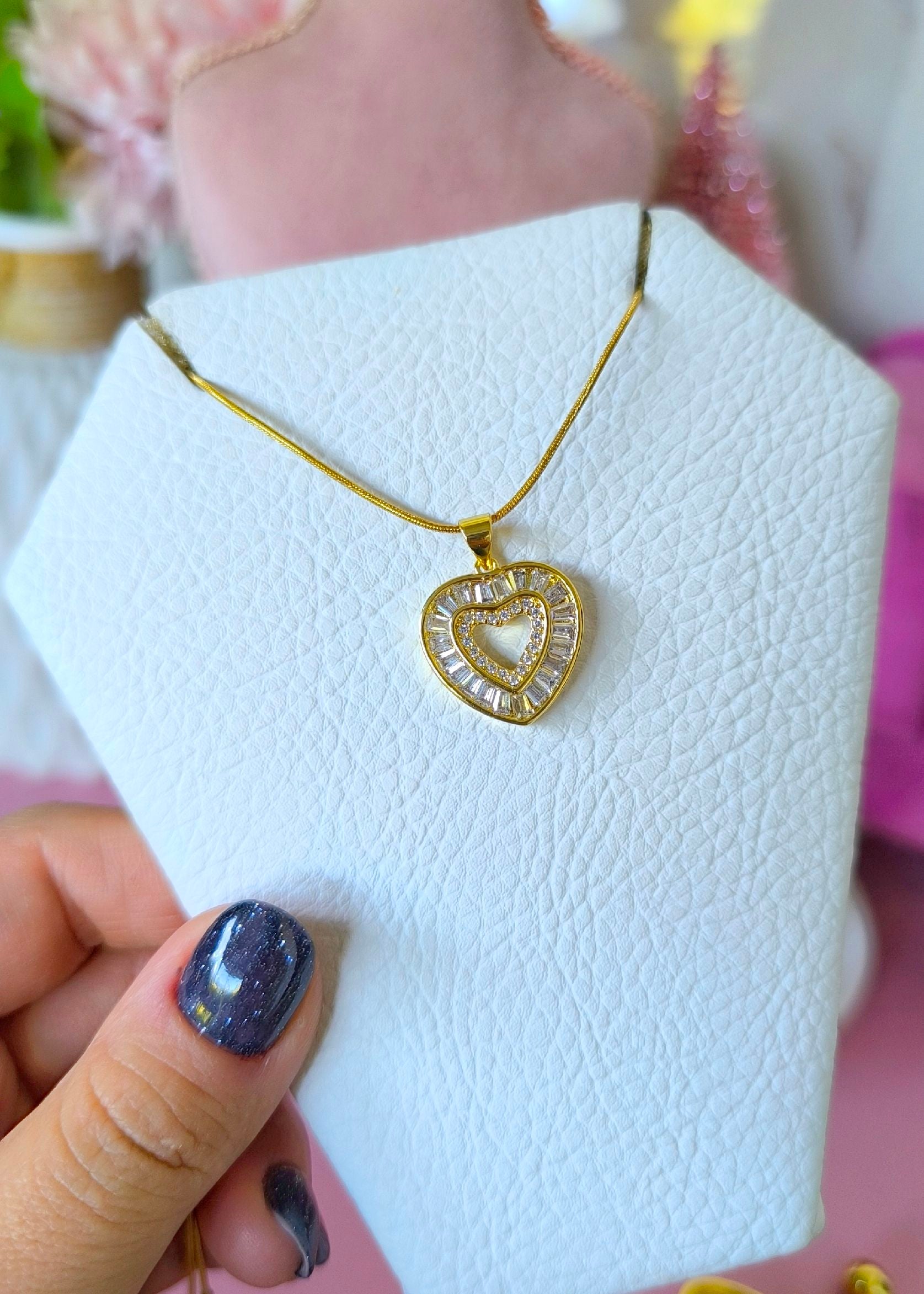 Collar corazón de cristal con centro hueco