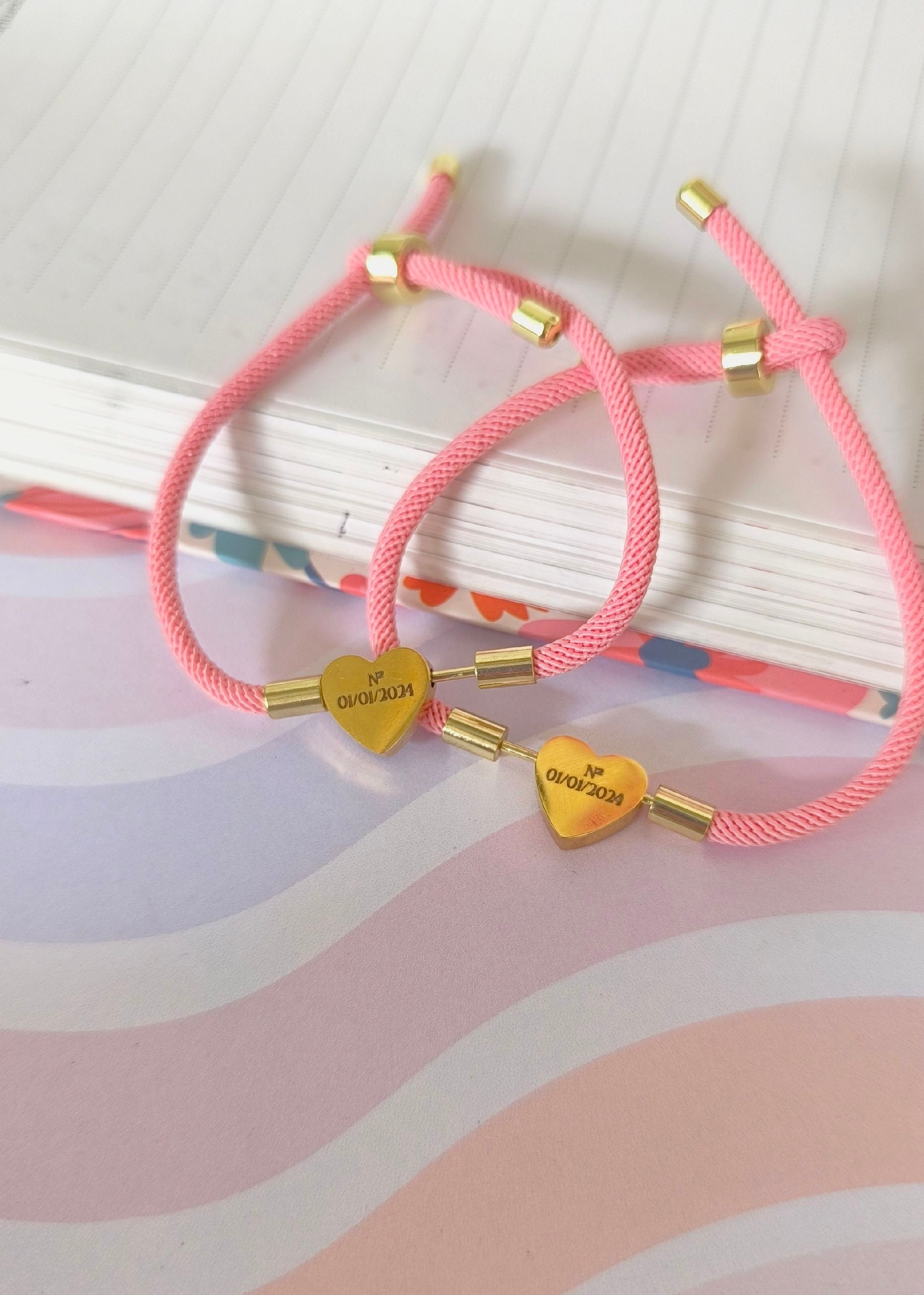 Pulsera grabada con dije corazón