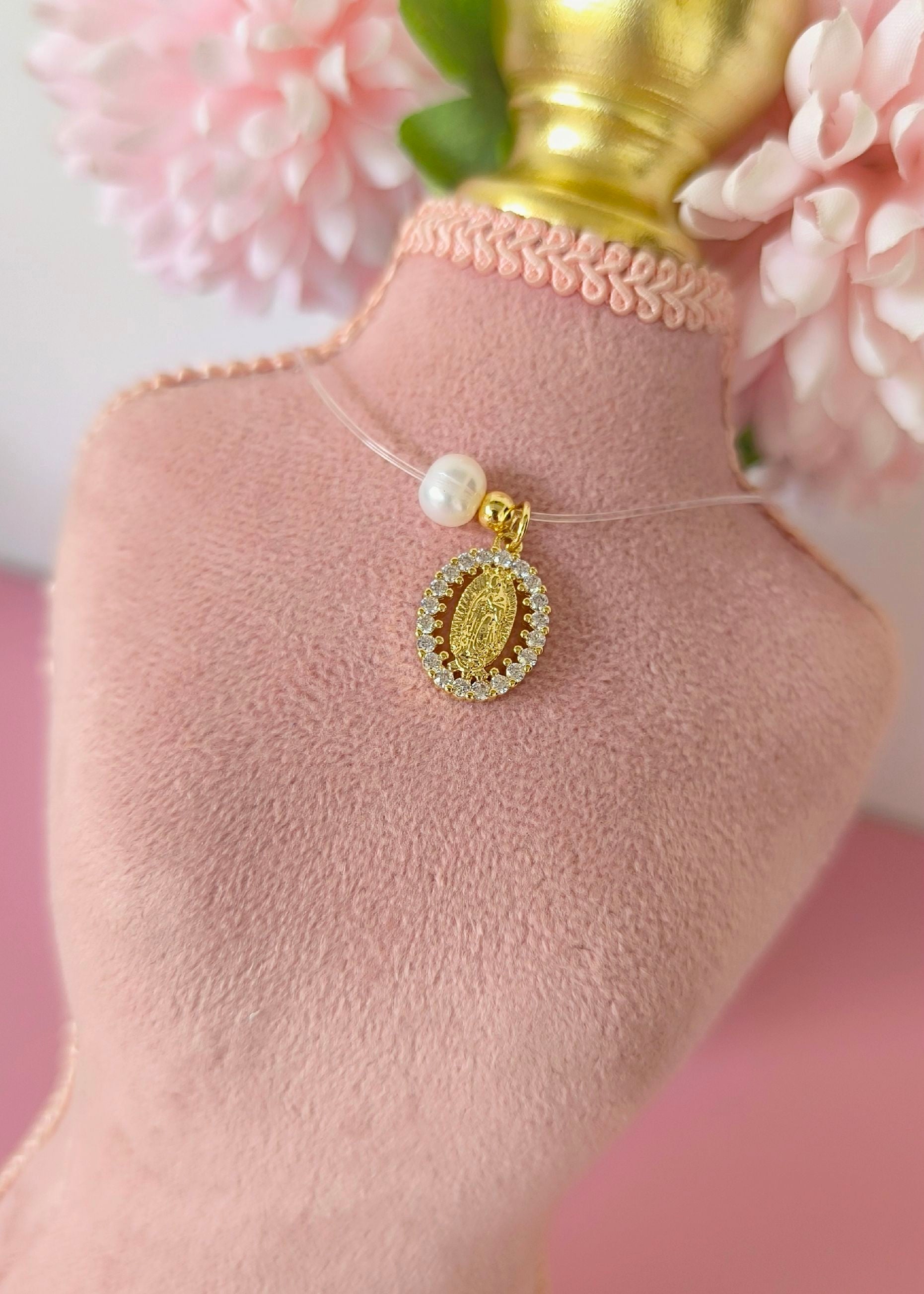 Collar invisible con virgen de Guadalupe con perla y balin