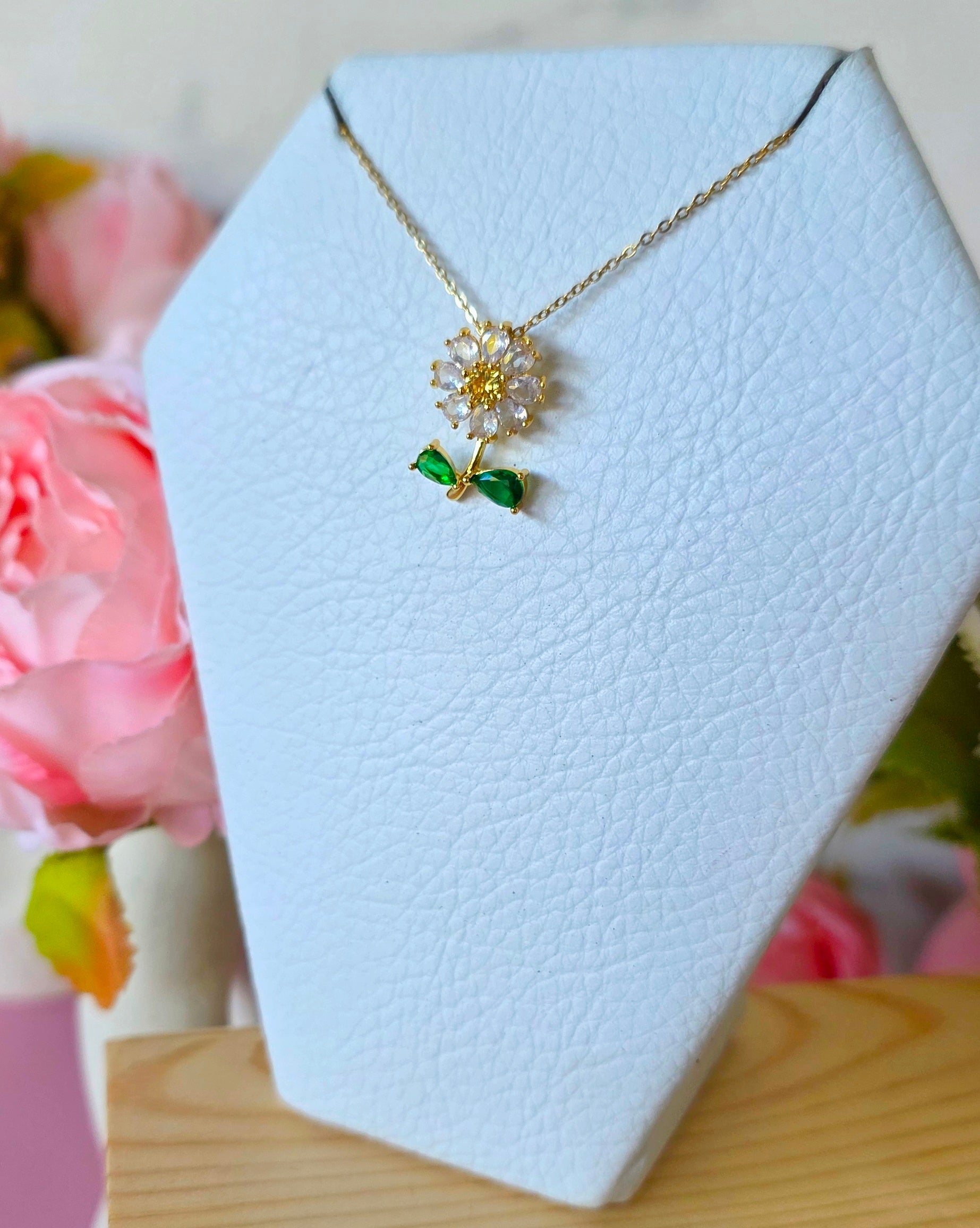 Collar flor margarita con hojas verdes