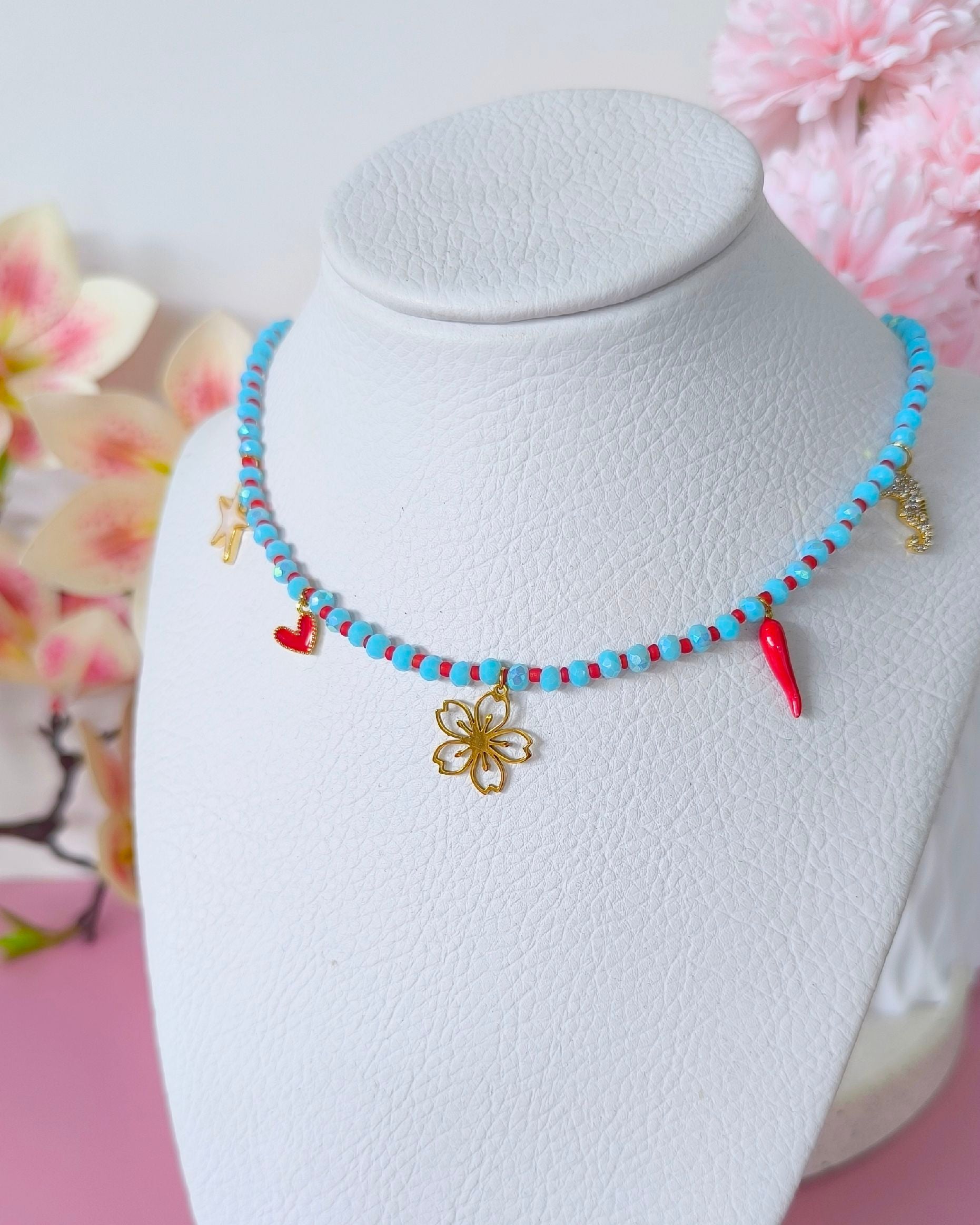 collar maxi charms con cristales celestes y cuerno italiano