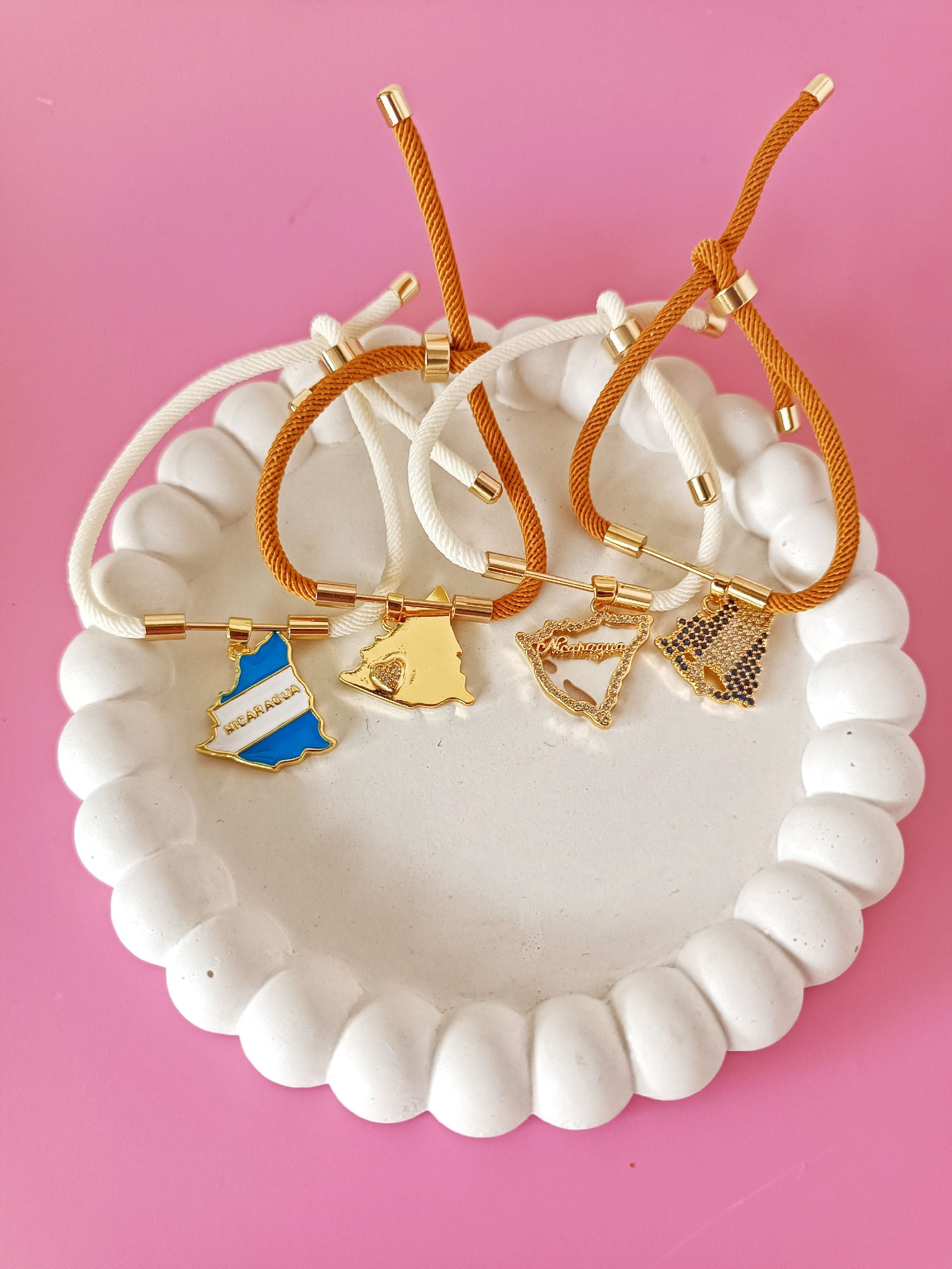 Pulseras mapa de Nicaragua con cuerdas de colores