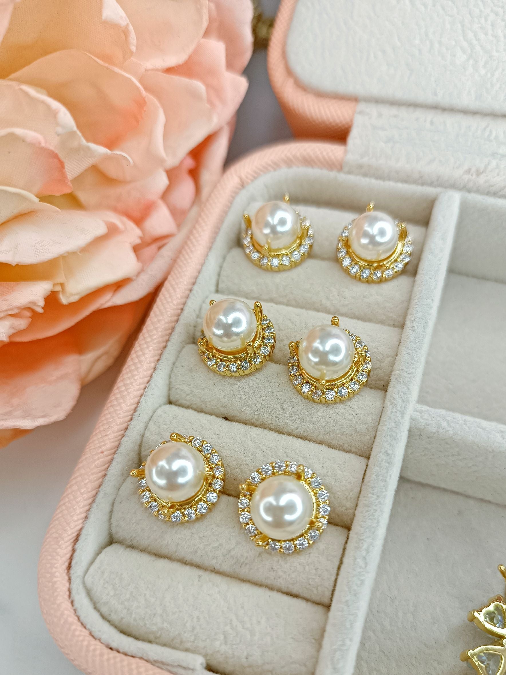 Aretes tipo botón con centro de perla sintética y borde de ZIRCONIAS