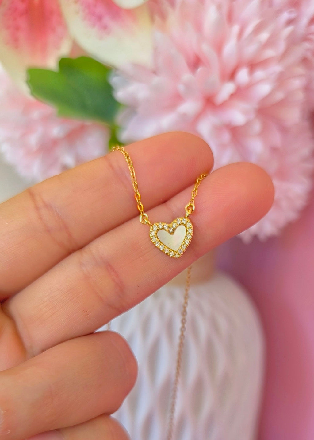 Colla mini corazón de concha nácar y borde incrustado