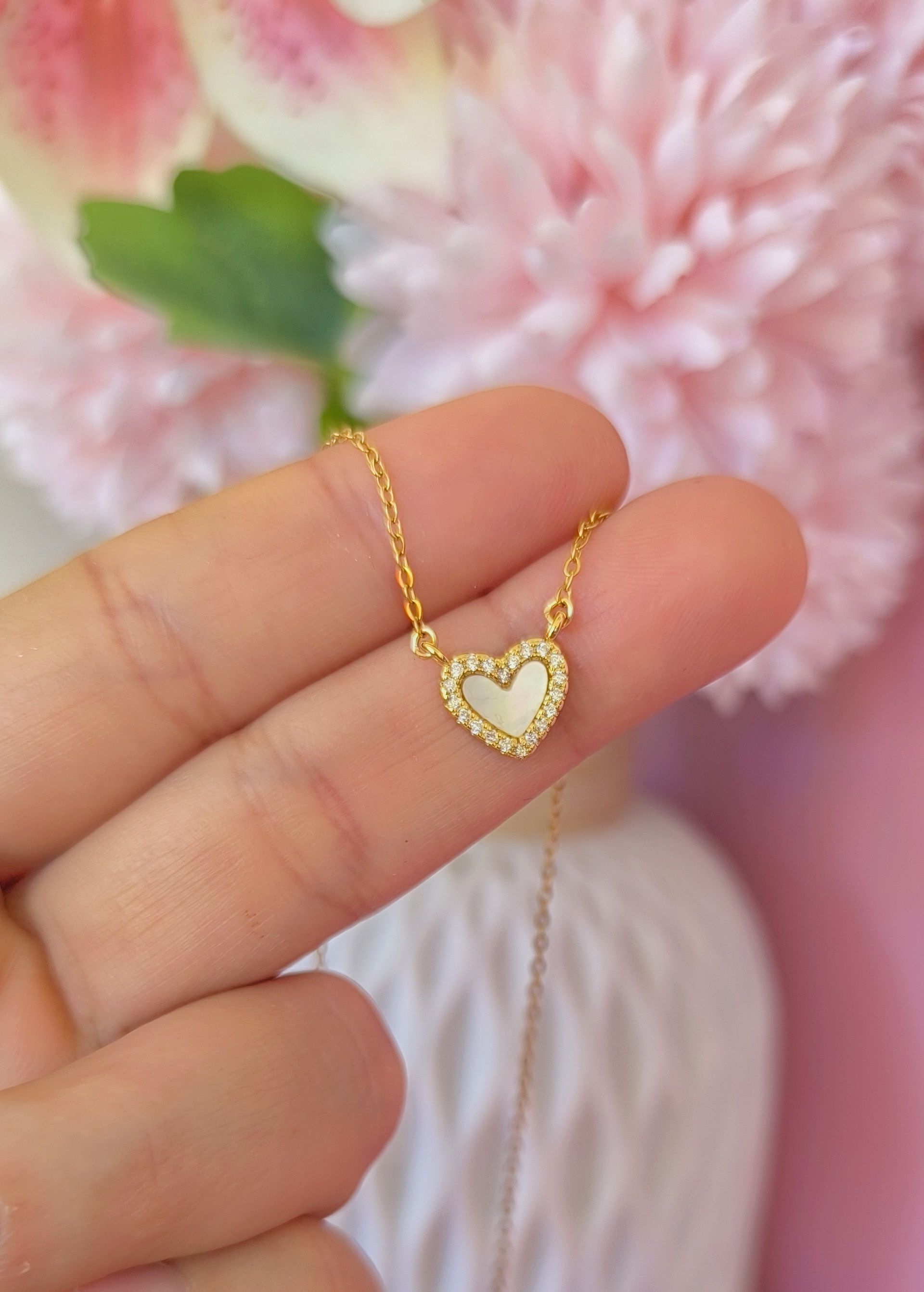 Colla mini corazón de concha nácar y borde incrustado