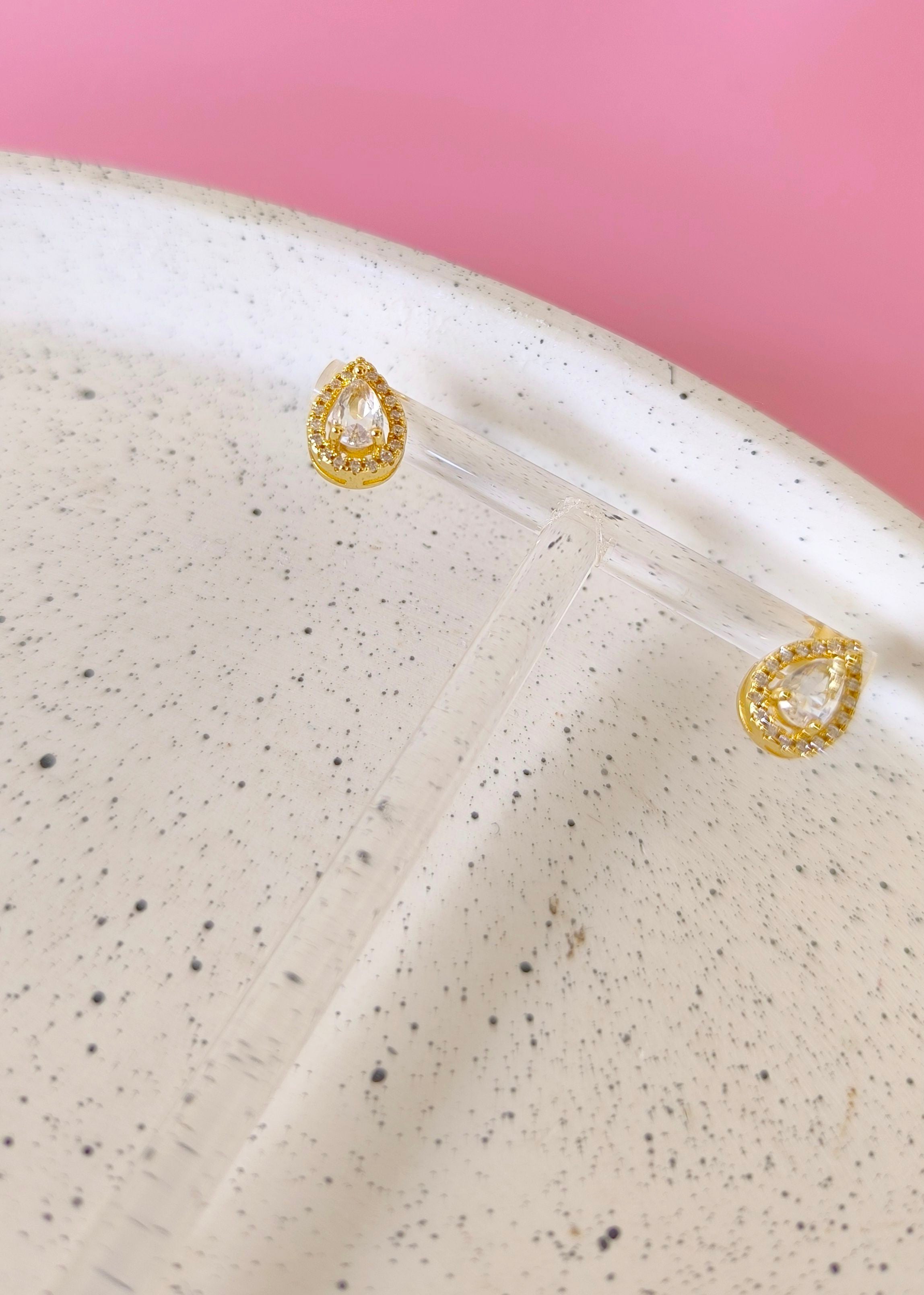 aretes tipo botón en forma de gota con marco de zirconias mini