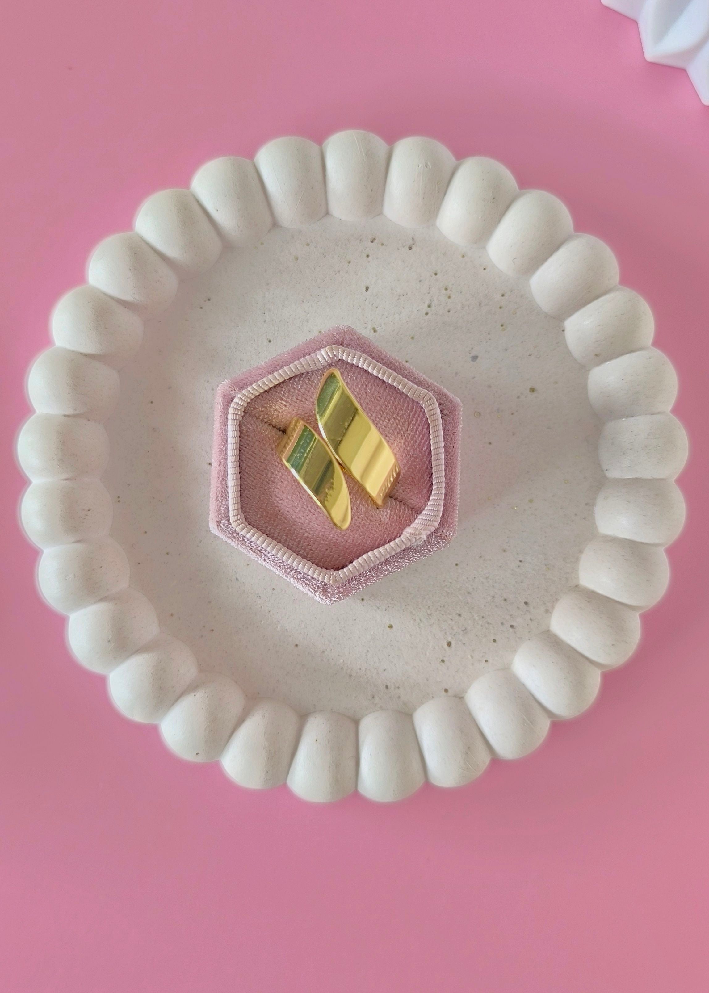 Anillo liso maxi de puntas en cono