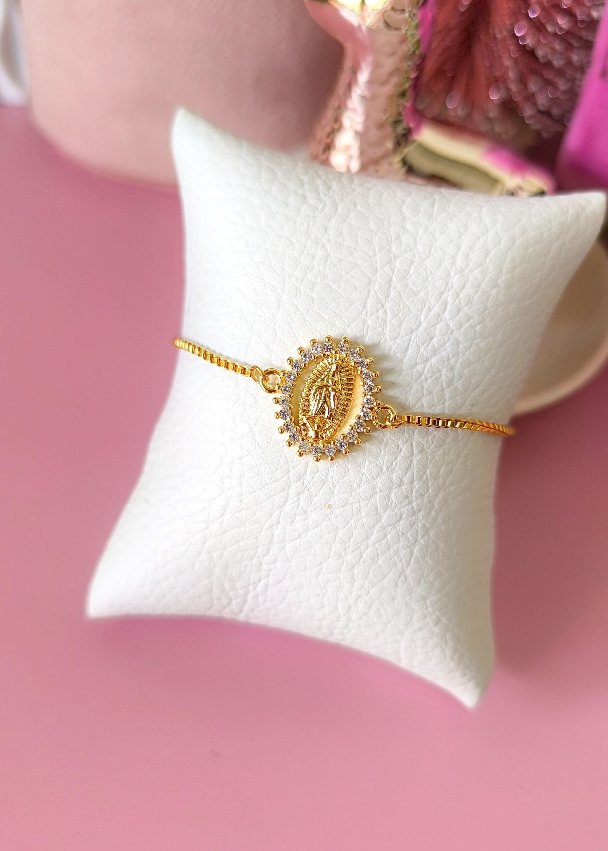 Pulsera ajustable de virgen de Guadalupe con cristales ovalada