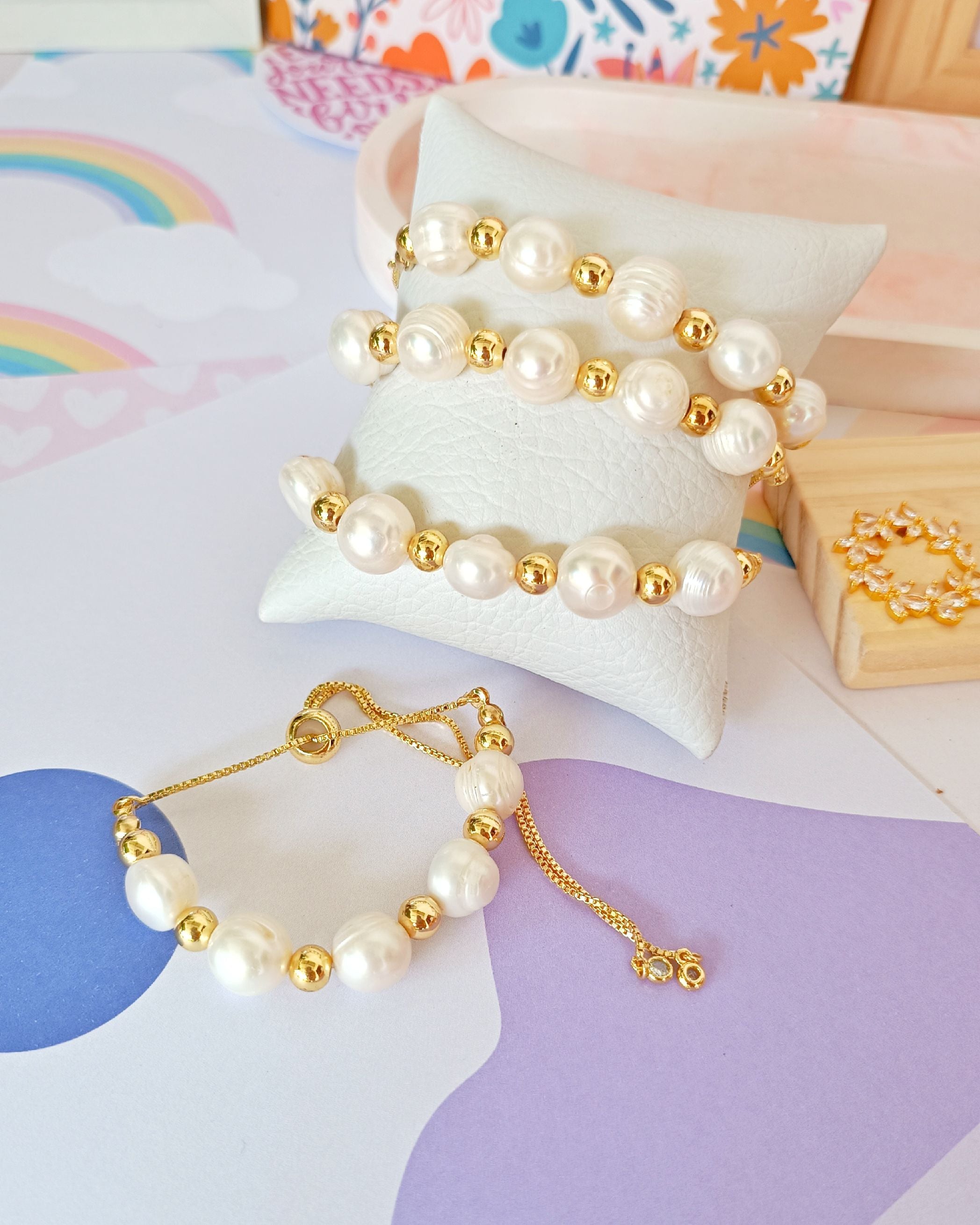 pulsera ajustable enchapado de oro. Perlas del Rio Maxi con Balines dorados