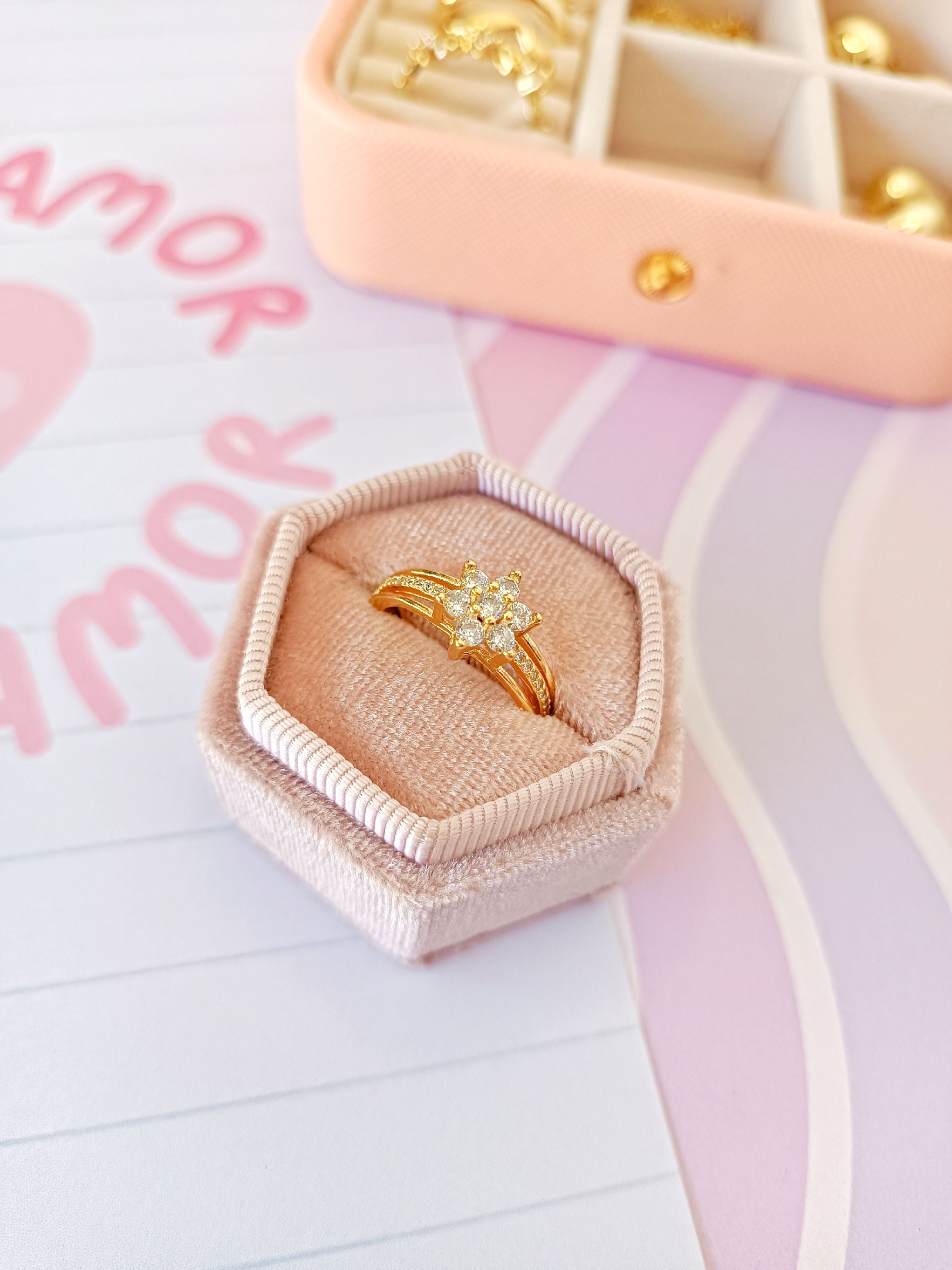 anillo de tres filas con centro de flor