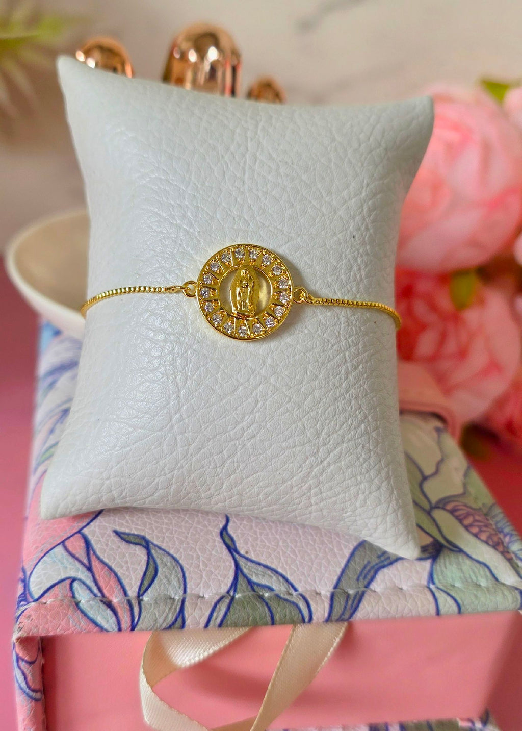 pulsera ajustable fina con dije Virgen de Guadalupe mosaico plano