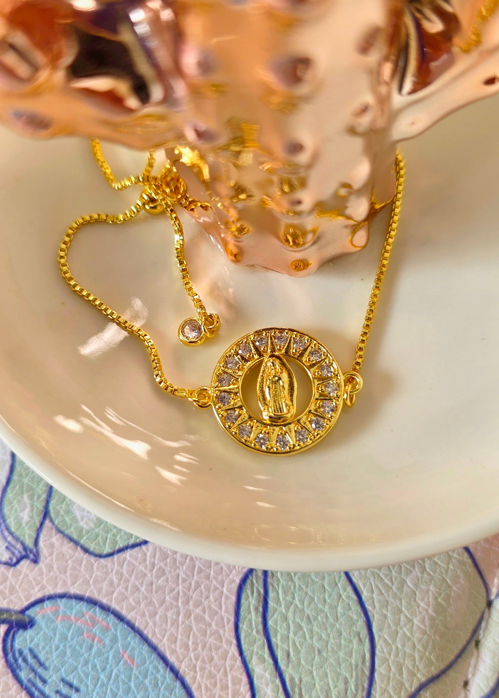 pulsera ajustable fina con dije Virgen de Guadalupe mosaico plano