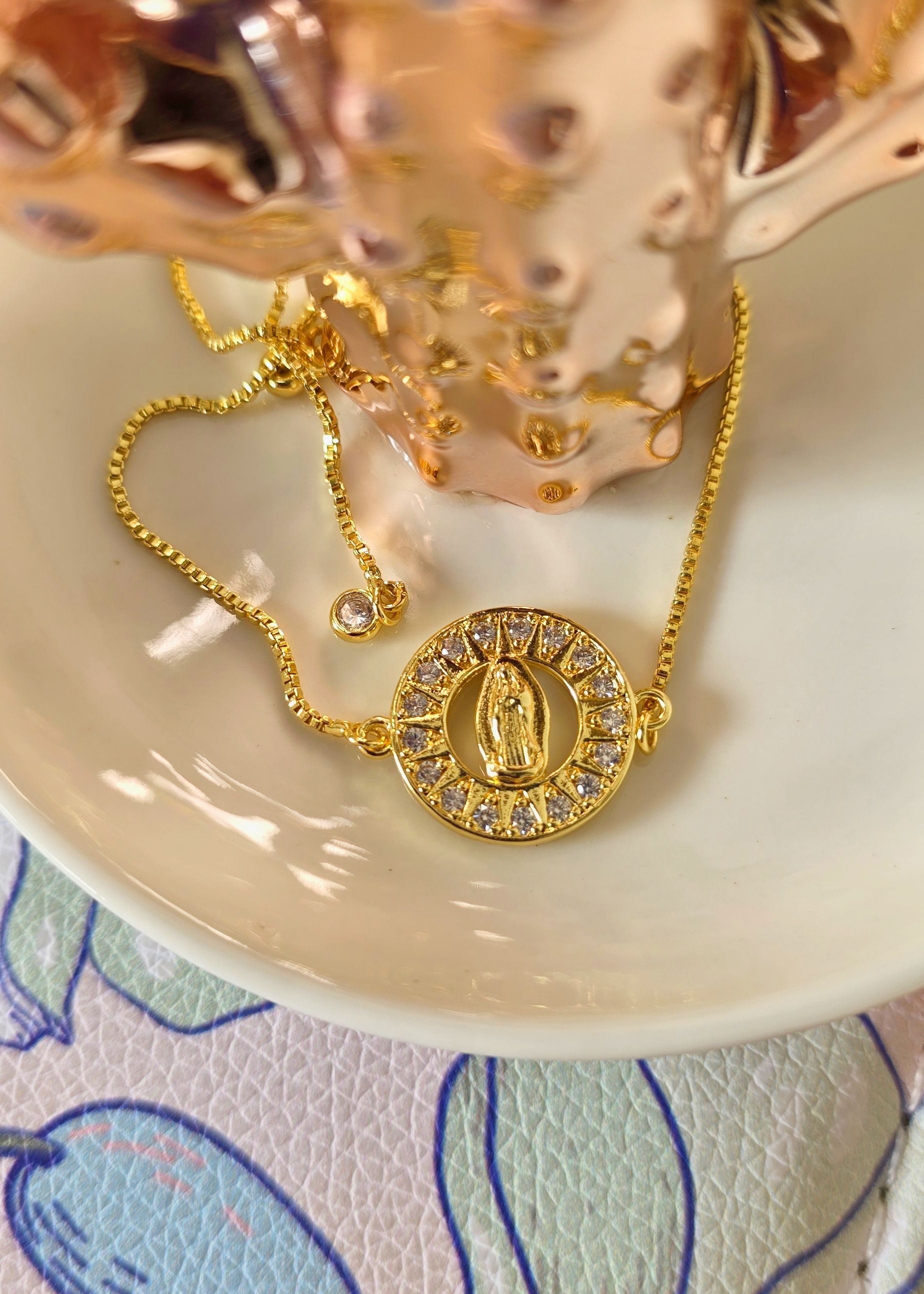 pulsera ajustable fina con dije Virgen de Guadalupe mosaico plano