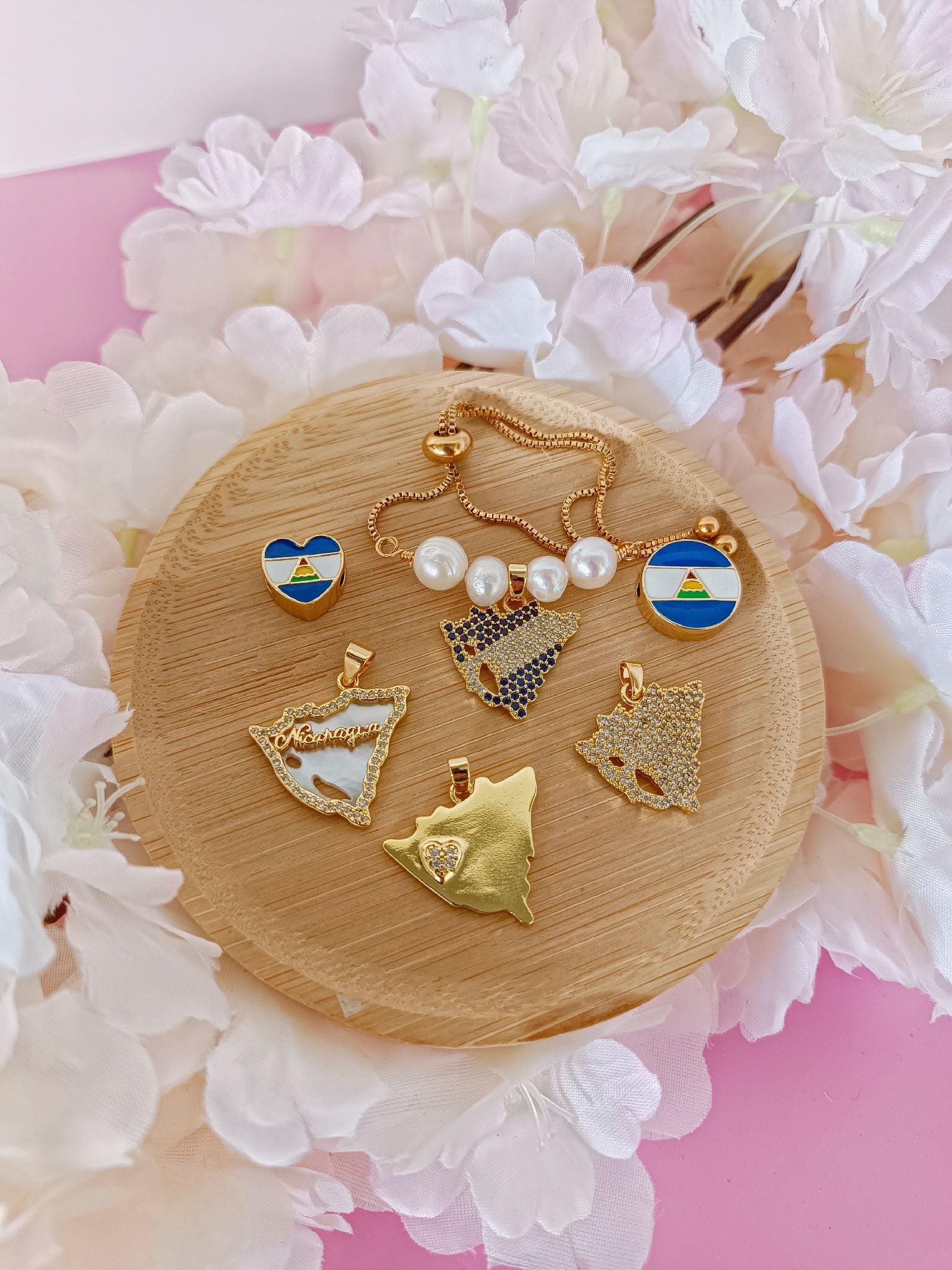 Pulsera ajustable de perlas y dijes Nicaragua variados