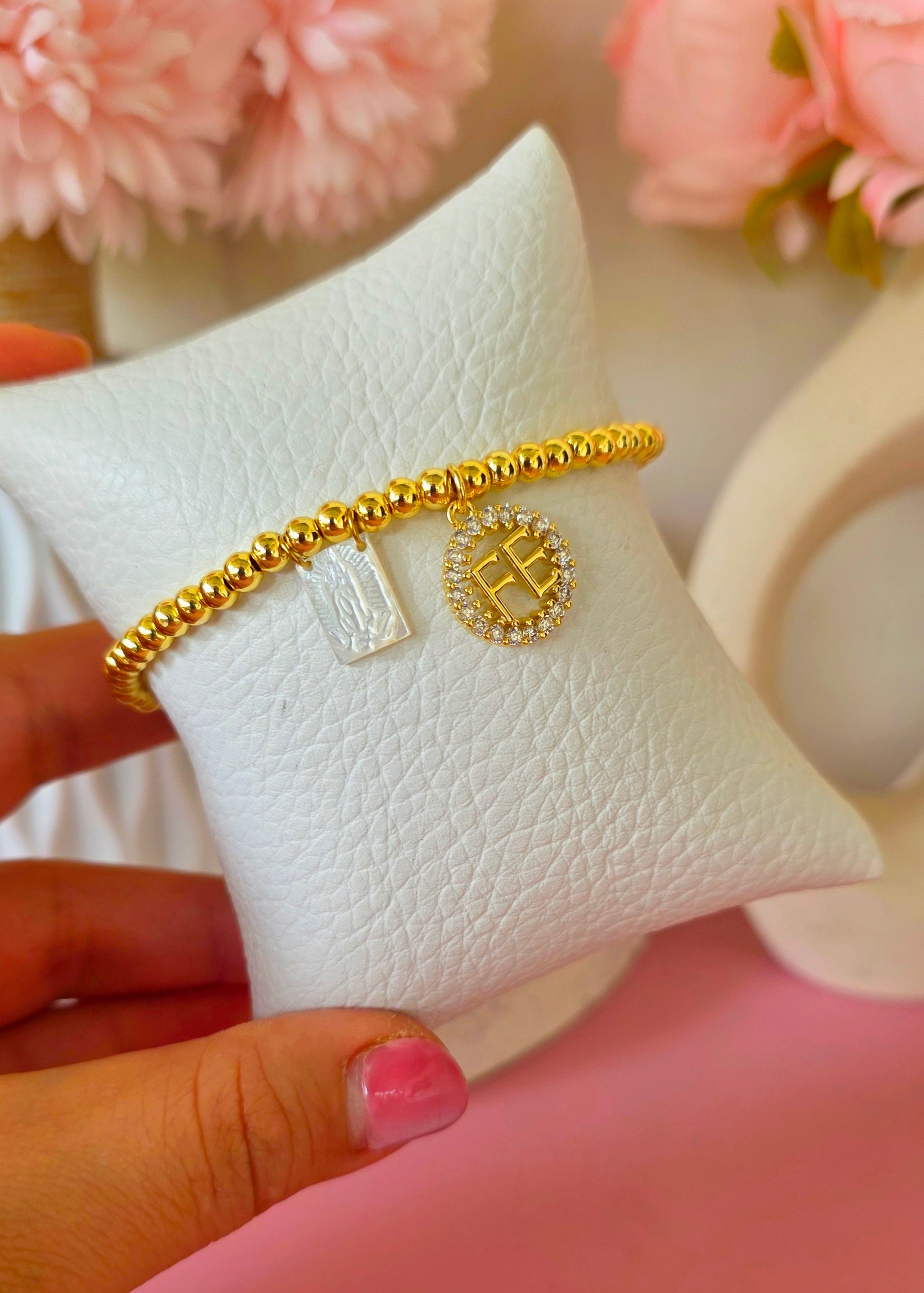 Pulsera doble dije fe y mini escapulario de virgencita en concha nácar