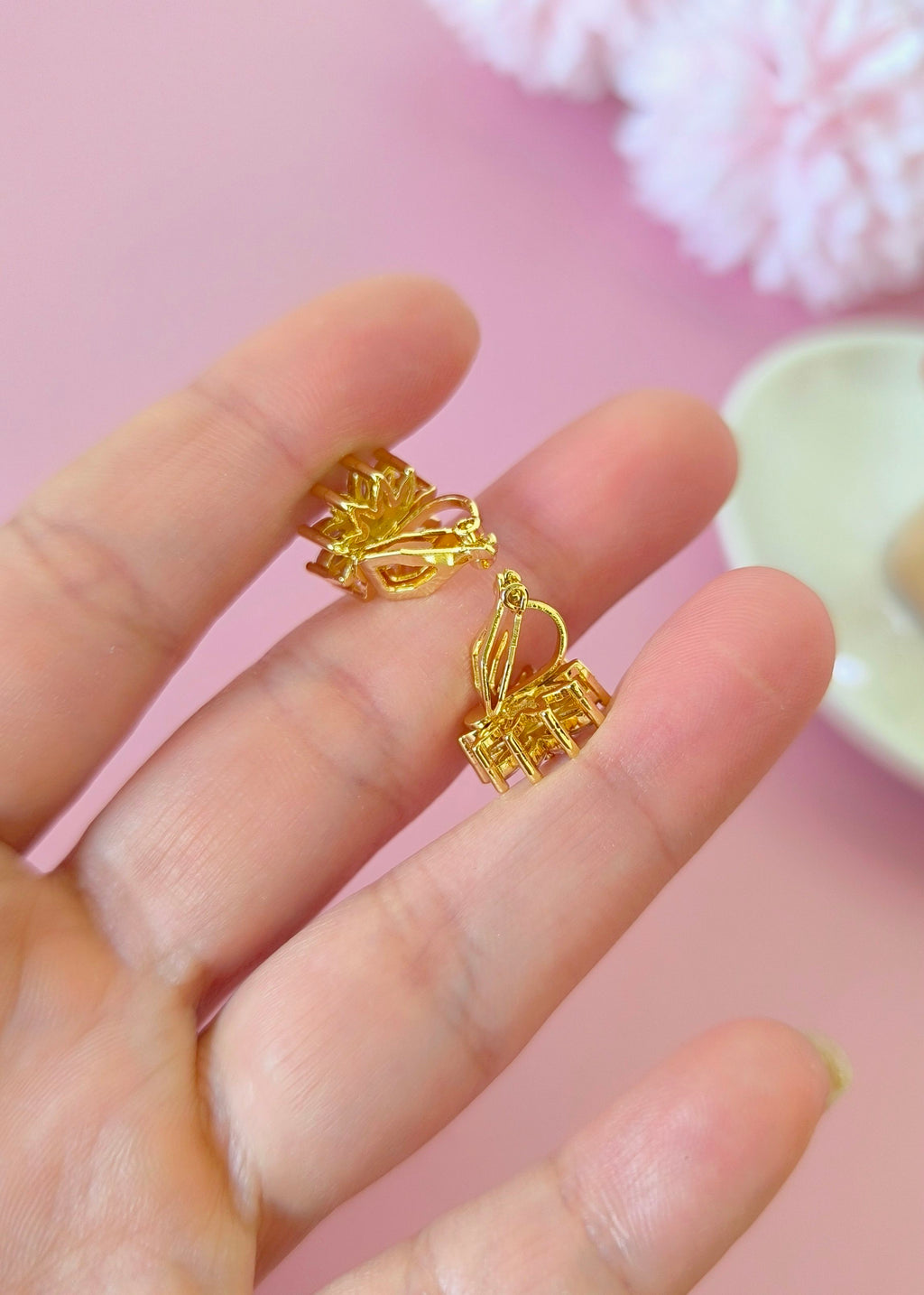 Aretes flor de cristal blanco con agarre a presión