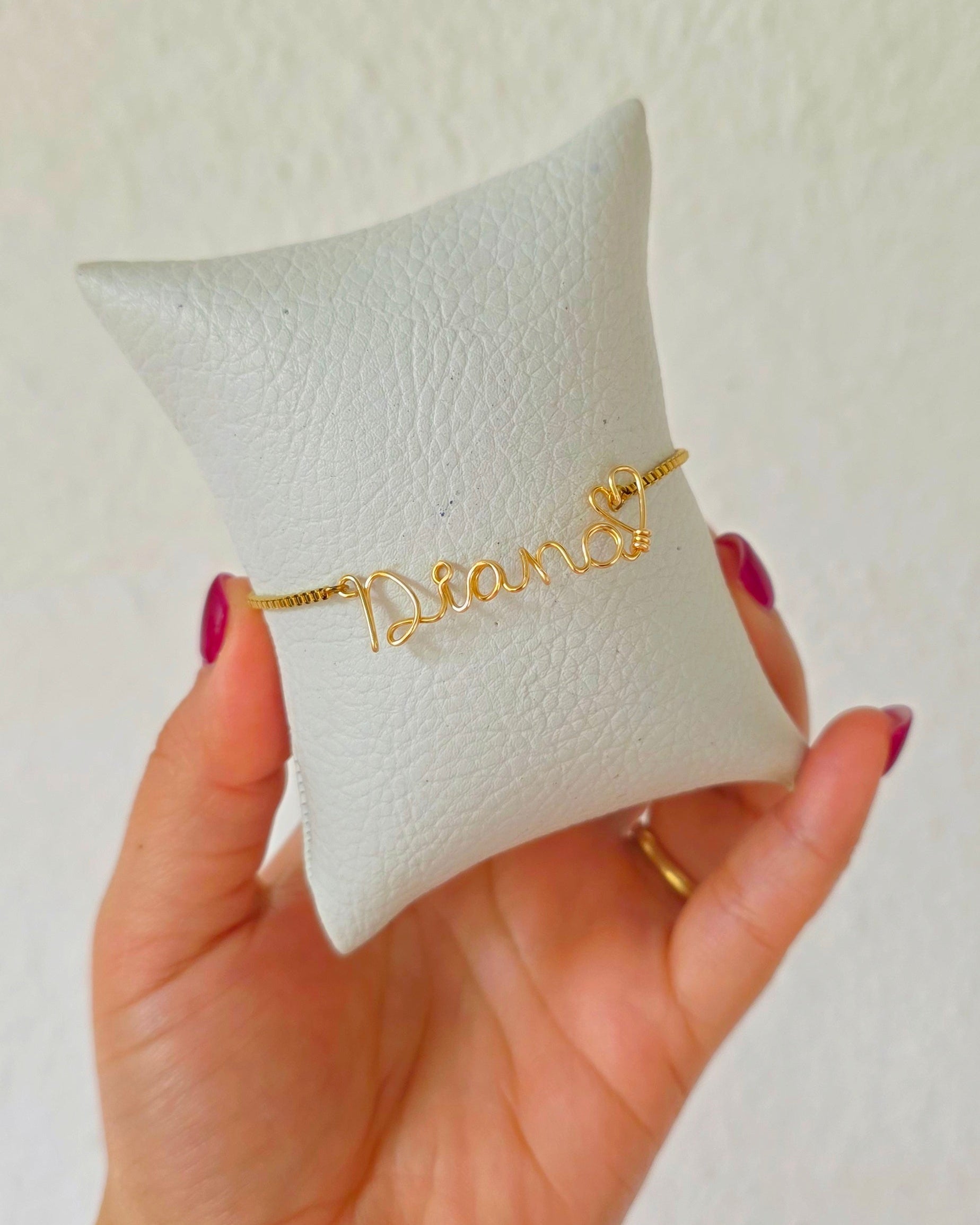 Pulsera artesanal con agarre de acero