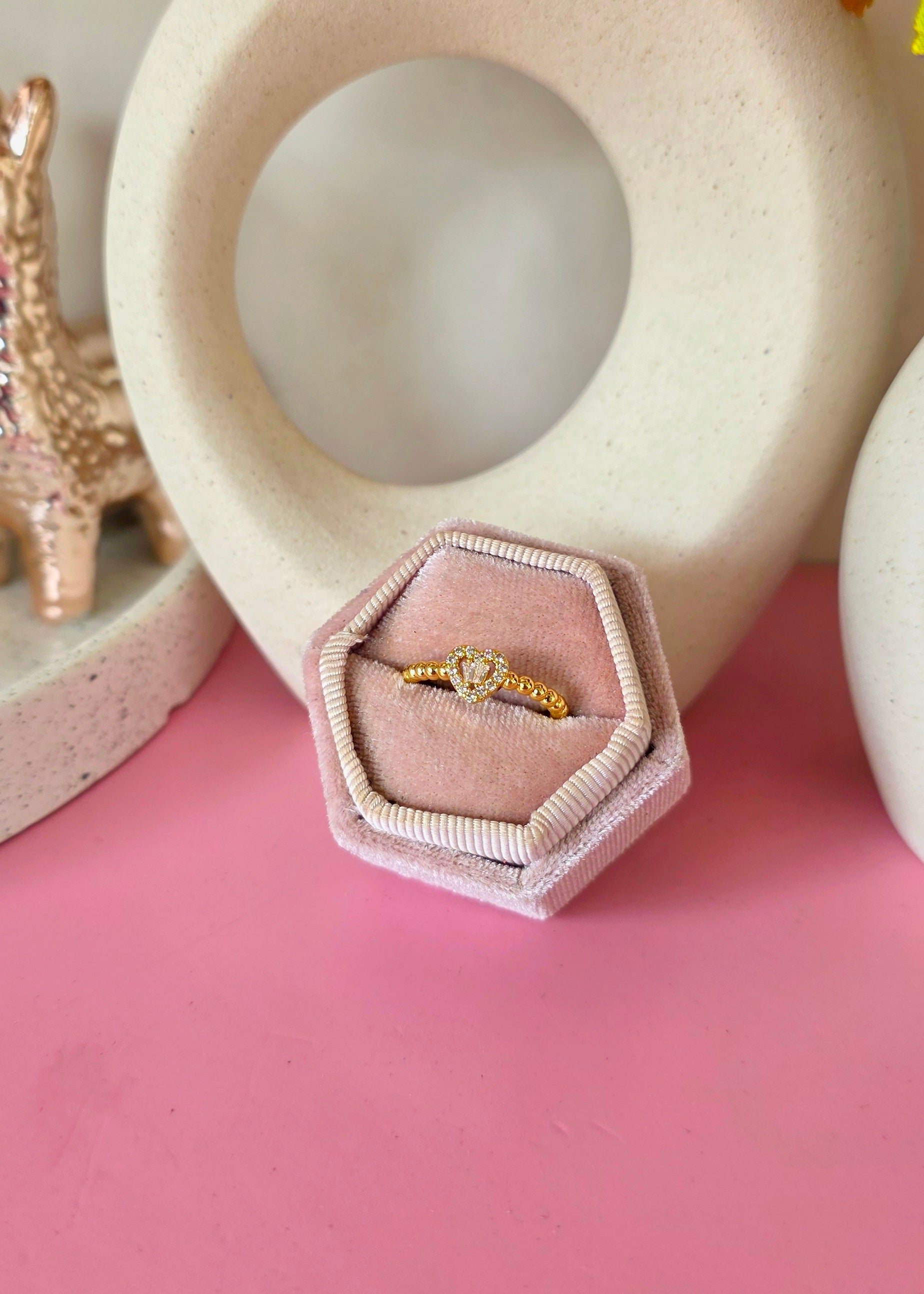 Anillo de corazón con banda de textura bolitas y centro corazon con mosaico de cristal