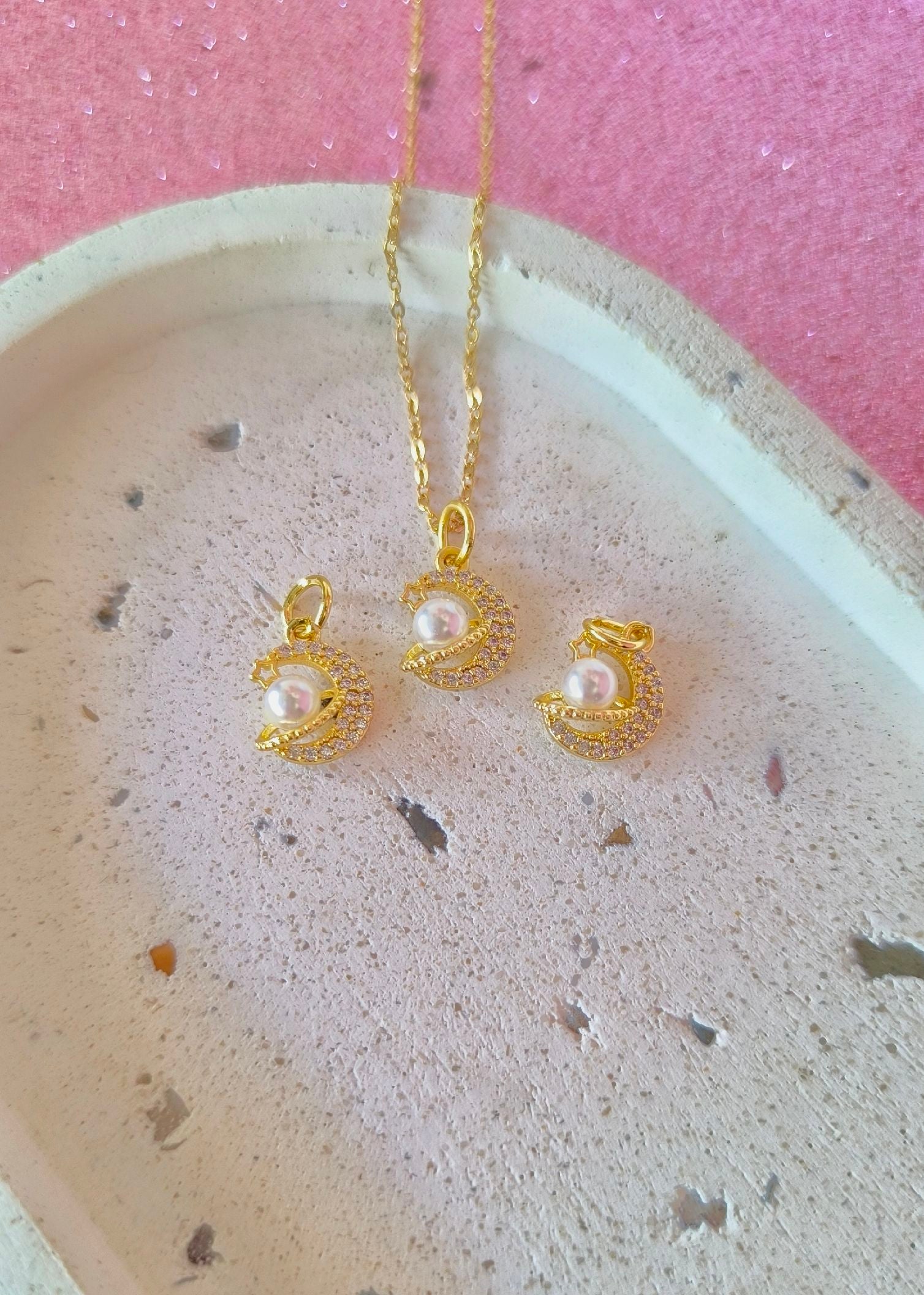 collar luna con mini perla saturno.