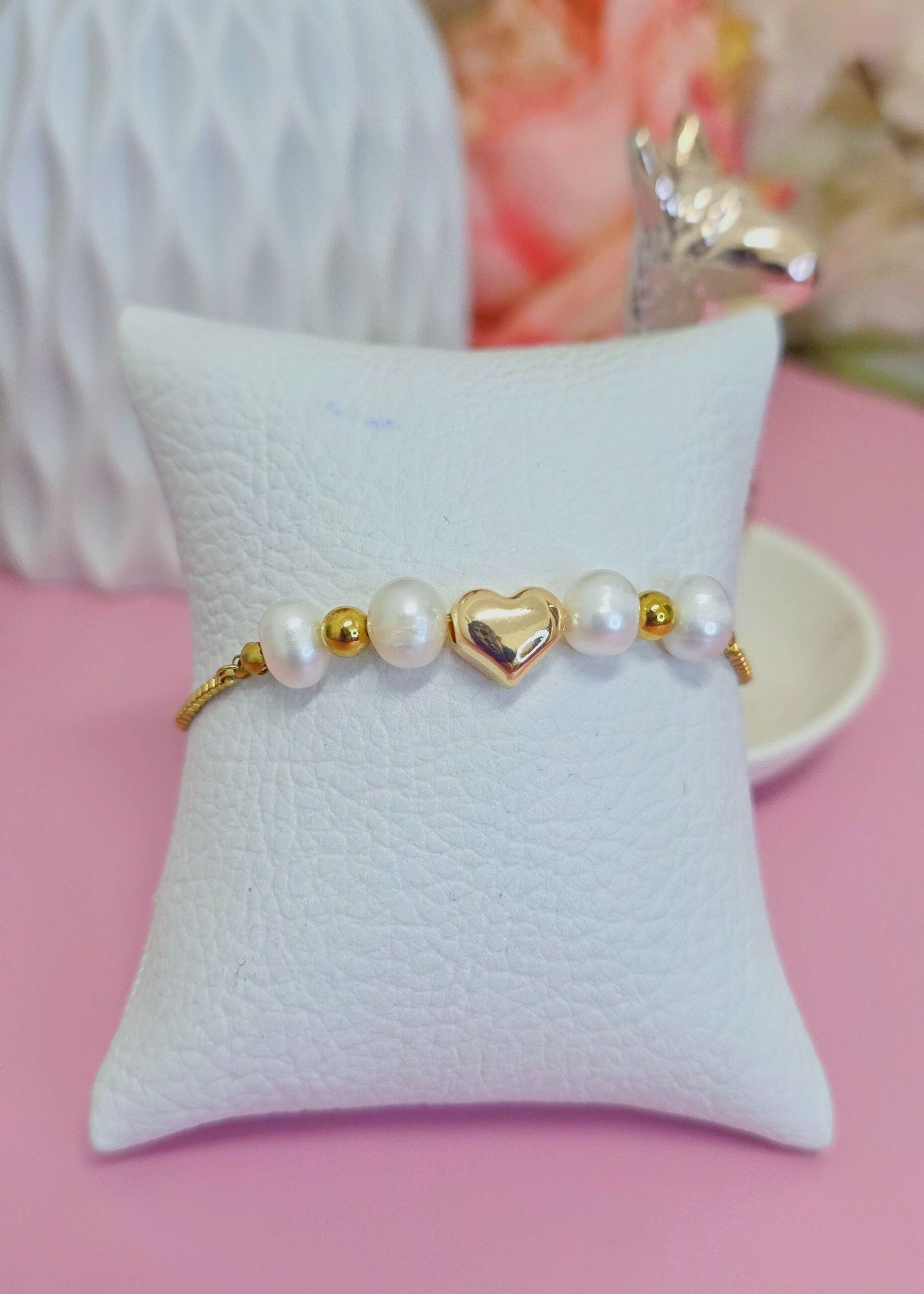 pulsera ajustable de perlas y corazon con volumen