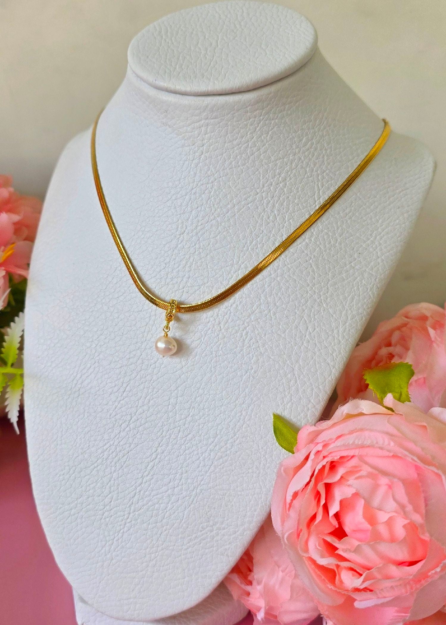 collar serpiente plana con dije de perla y agarre europeo